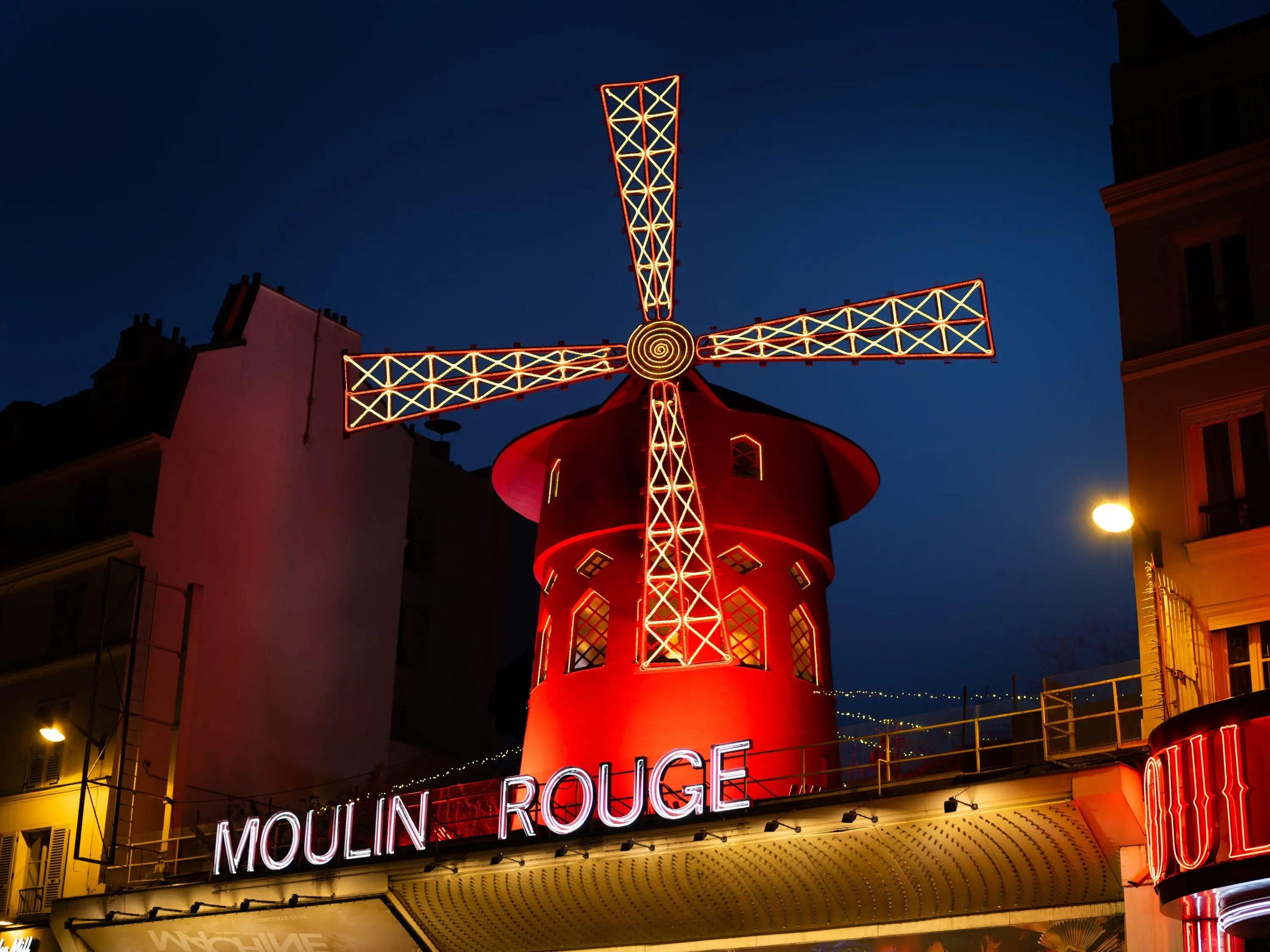 El icónico molino de viento del Moulin Rouge.