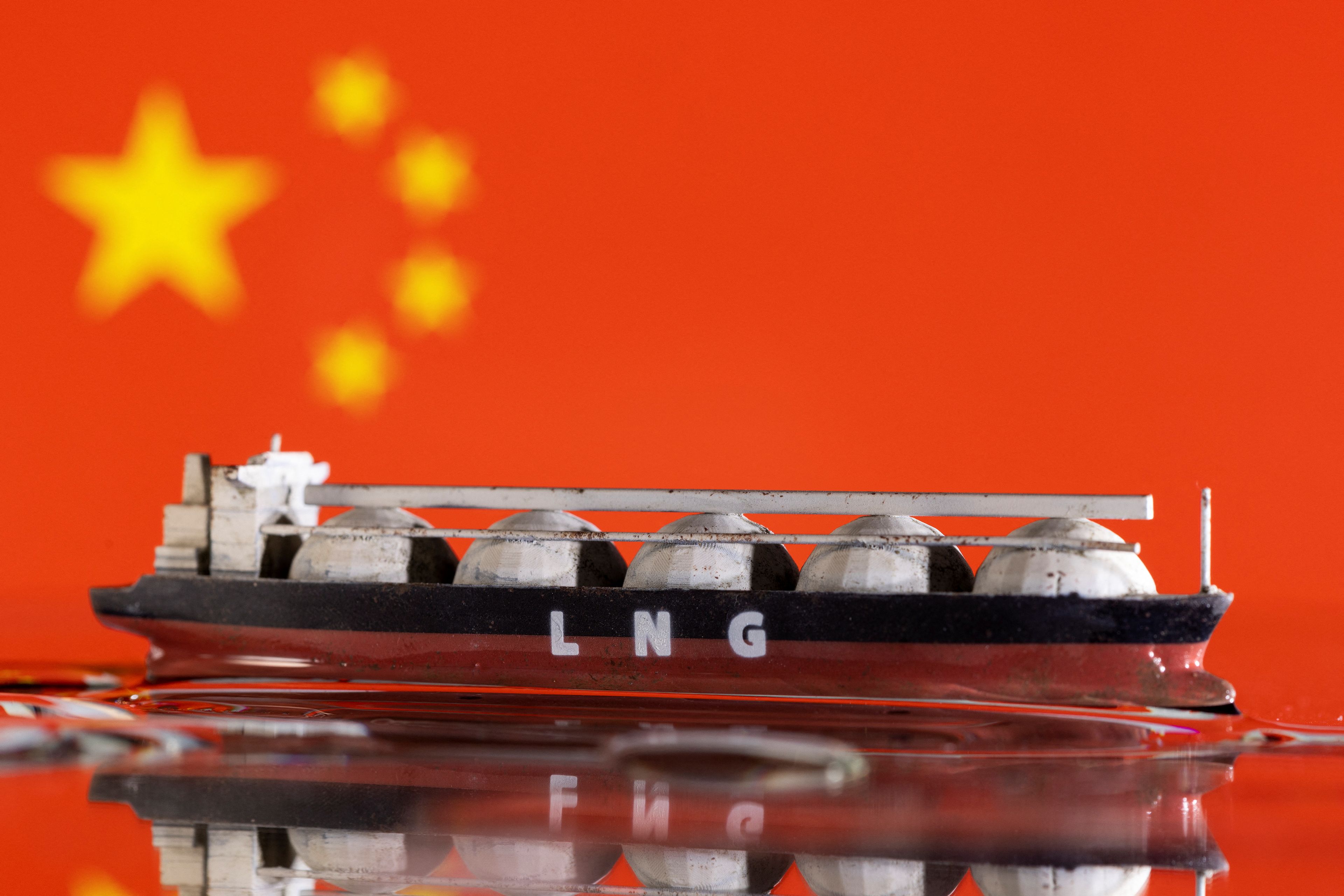 Una ilustración con un modelo de buque cisterna de gas natural licuado y la bandera de China.