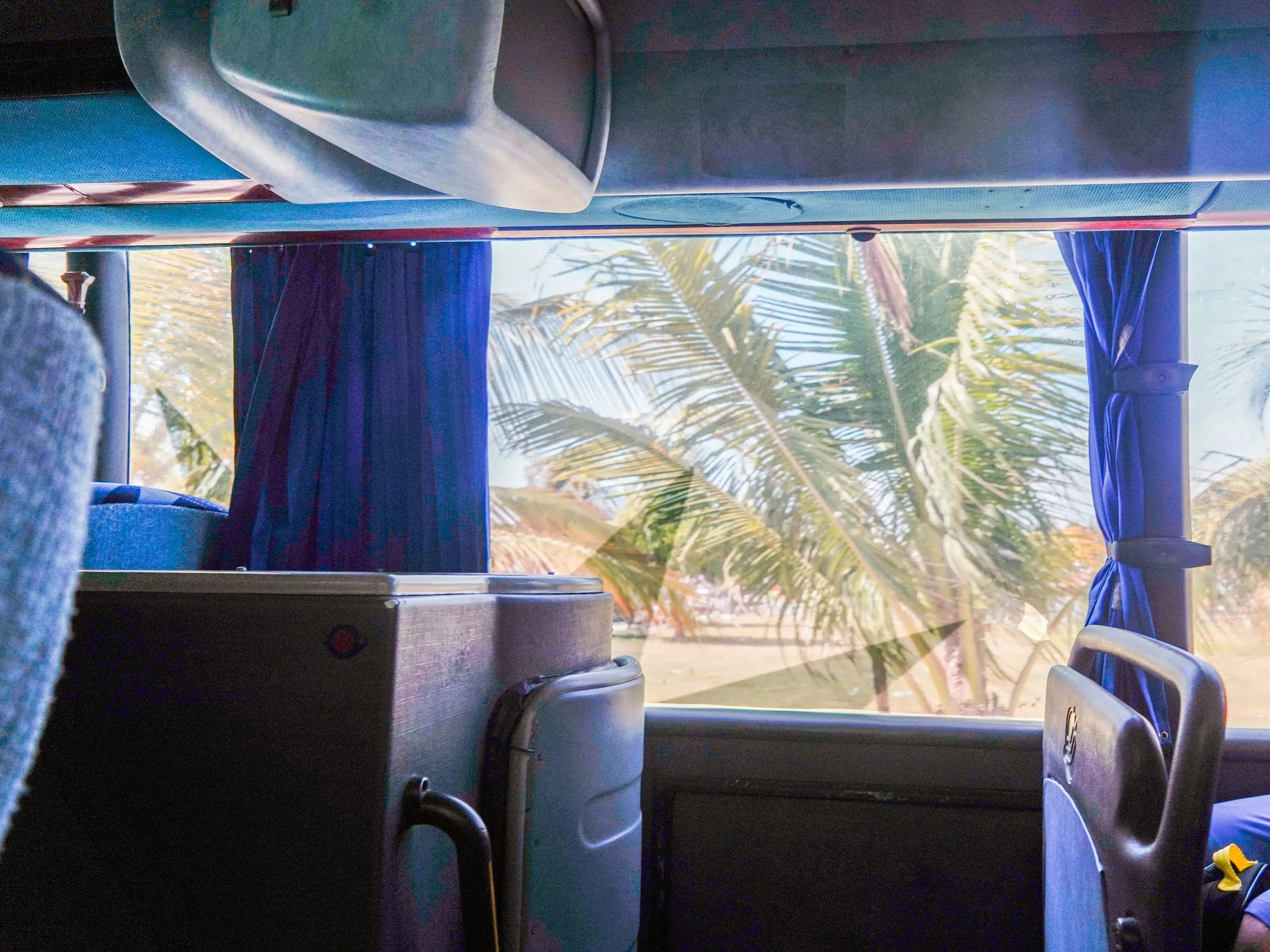 Interior de un autobús turístico durante una excursión en la Costa Maya.