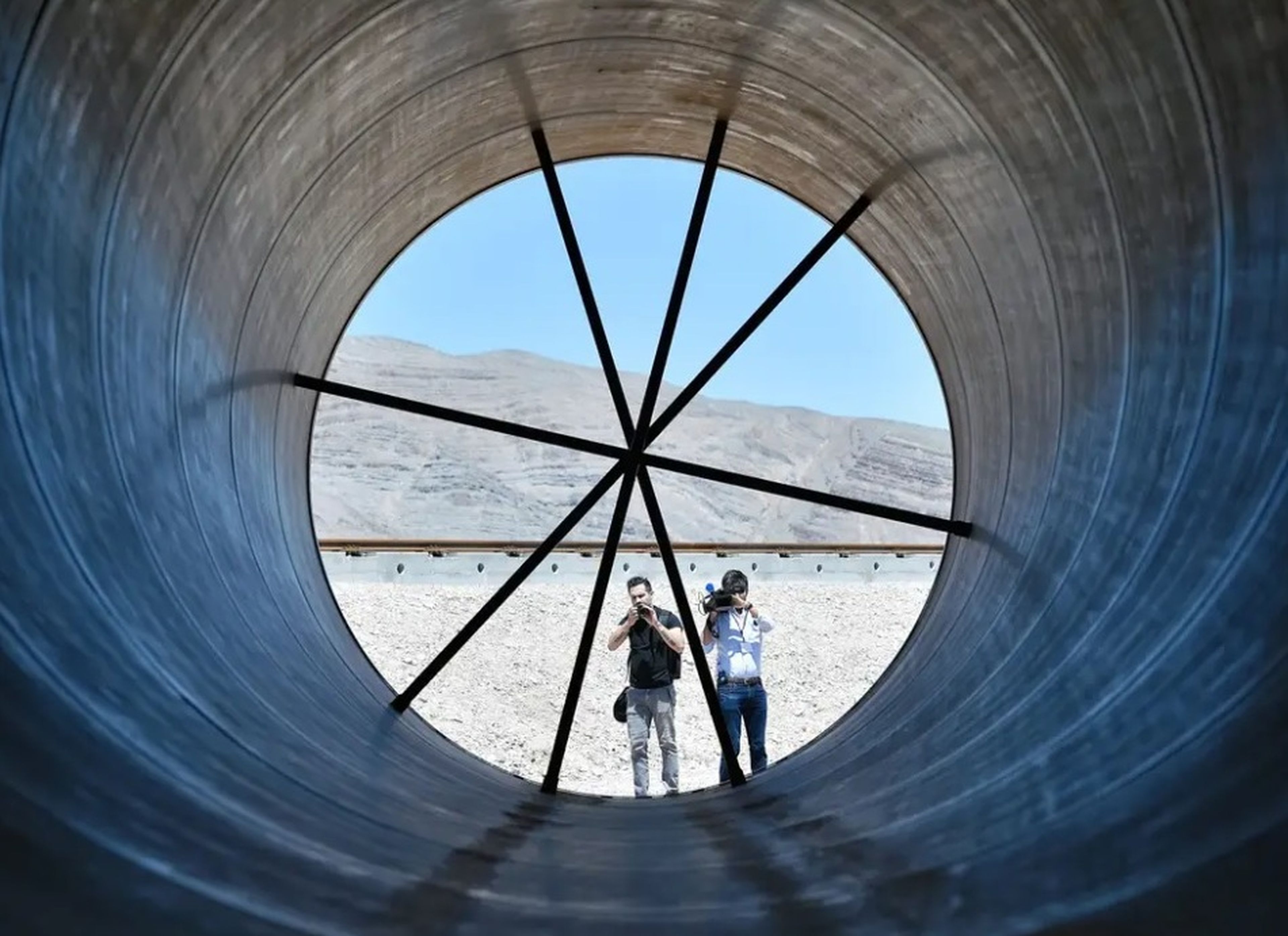 El interior de un tubo de Hyperloop después de la primera prueba de un sistema de propulsión en el sitio de prueba y seguridad de Hyperloop One el 11 de mayo de 2016 en North Las Vegas, Nevada.