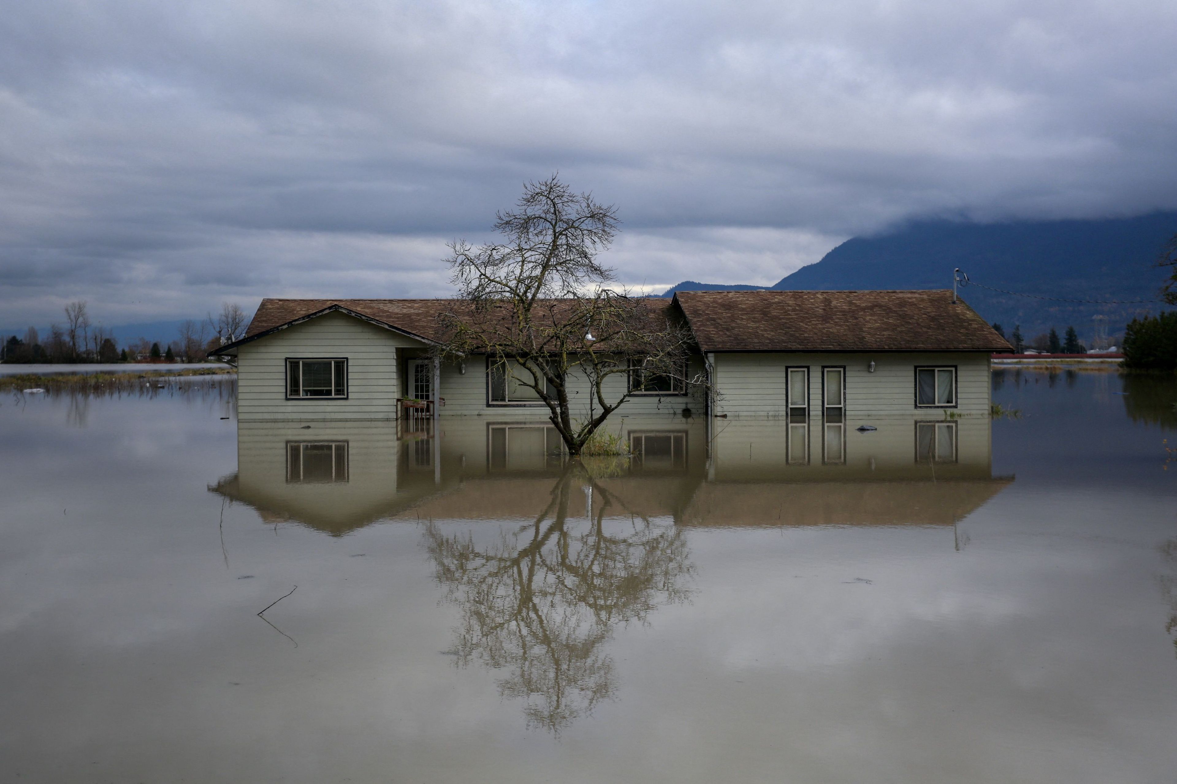 Una casa se refleja en las aguas de la inundación en el vecindario de Yarrow después de que las tormentas provocaran inundaciones y deslizamientos de tierra en Chilliwack, Columbia Británica (Canadá).