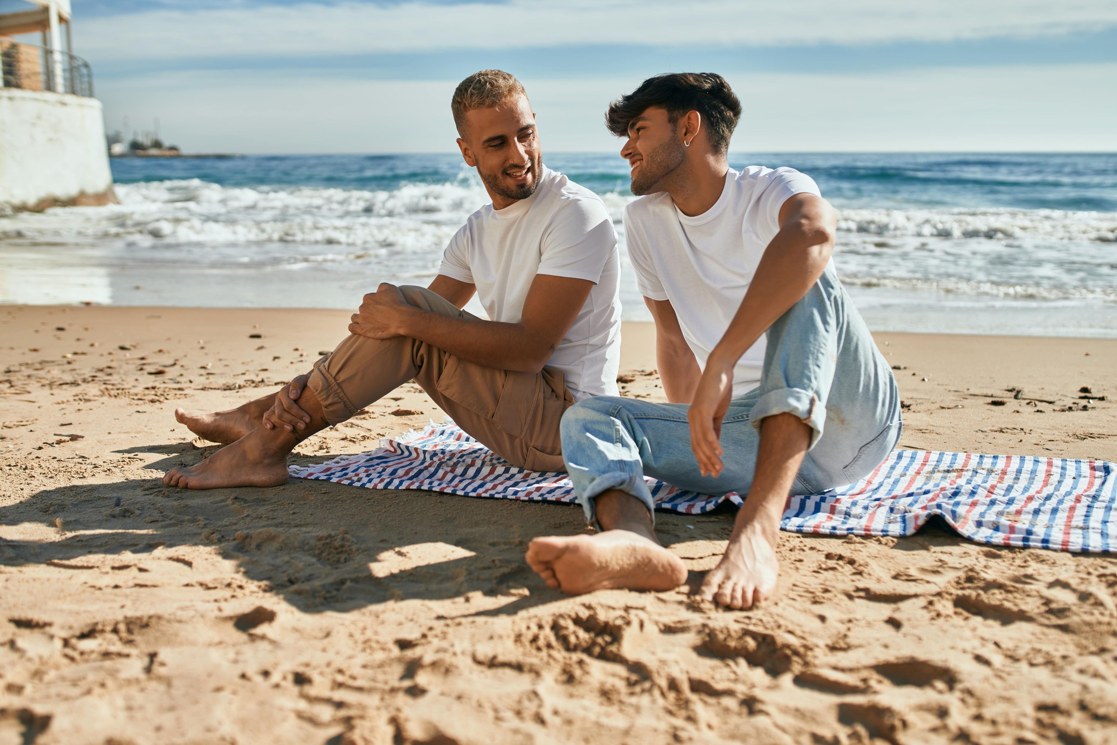 Joven pareja homosexual en la playa