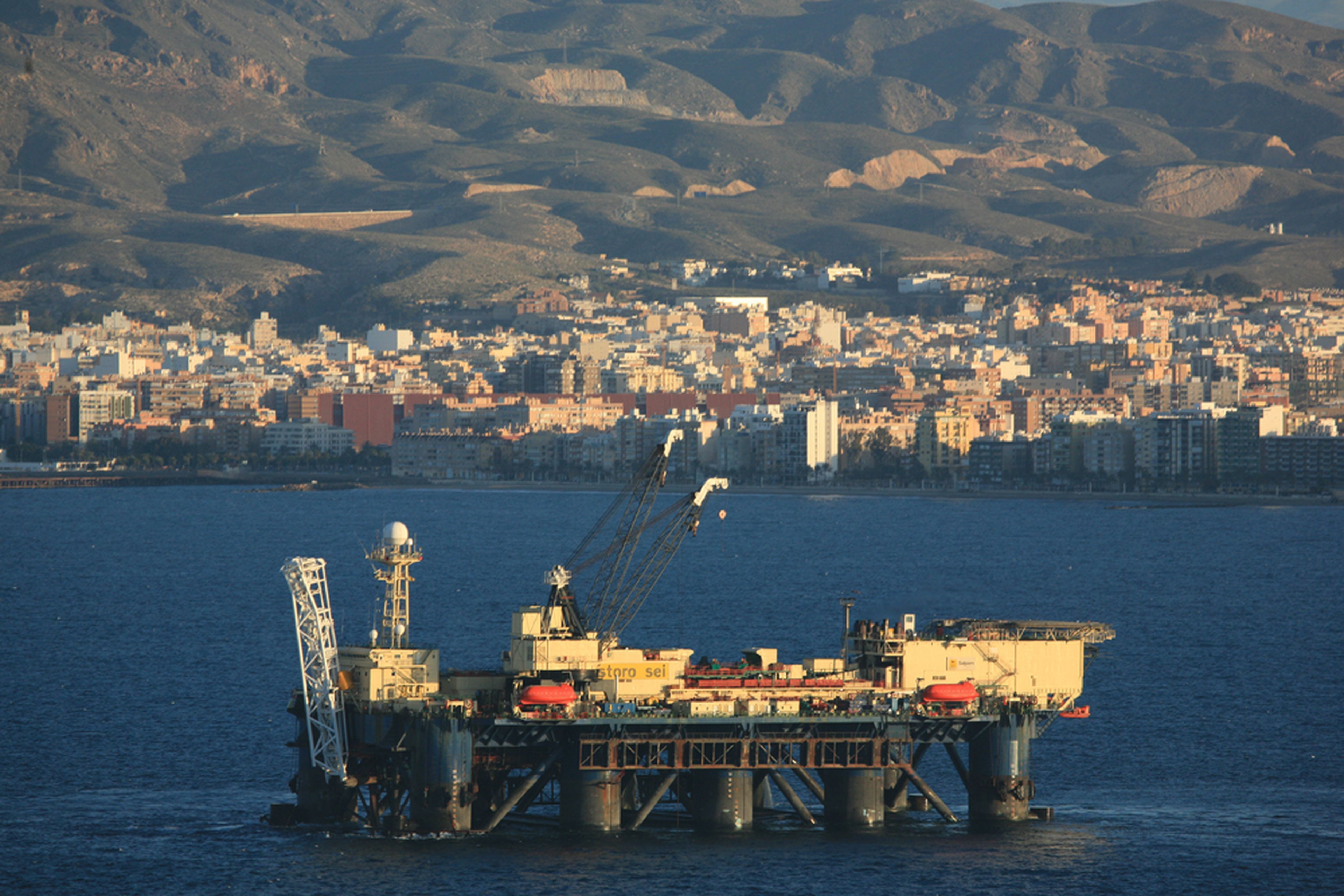 Uno de los buques encargados de construir el gasoducto Medgaz llega al Puerto de Almería.