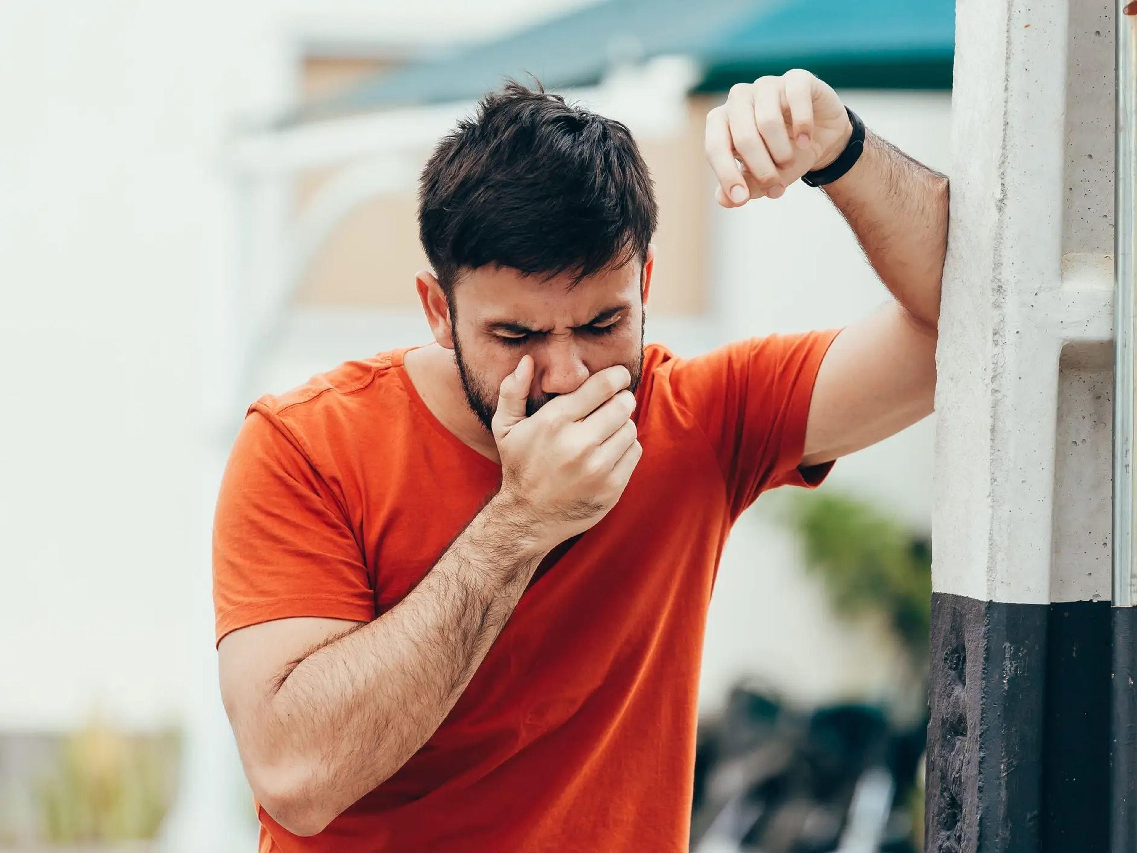 La náusea es un efecto secundario común de la toxicidad por vitamina D.