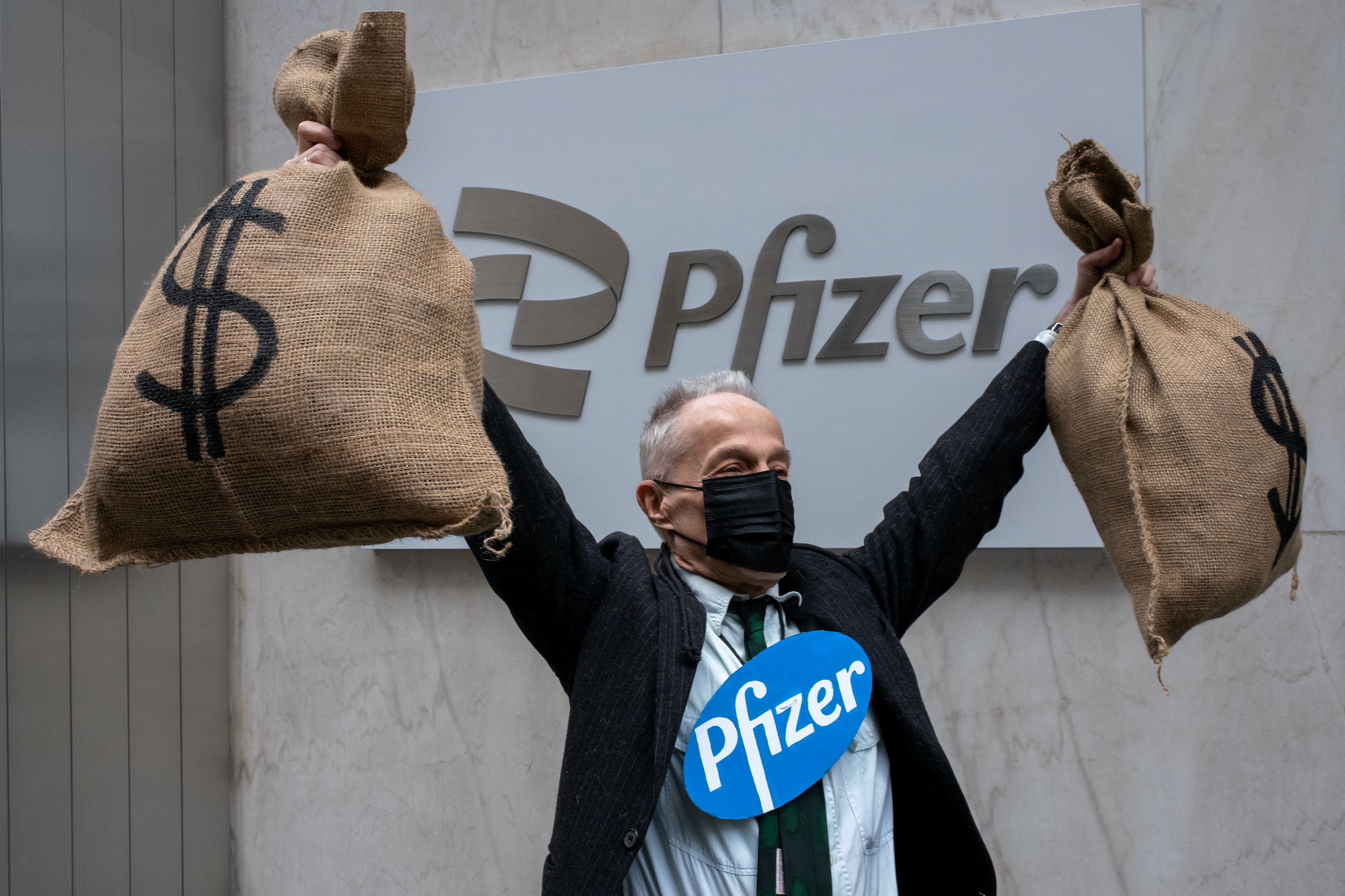 Un manifestante en instalaciones de Pfizer.