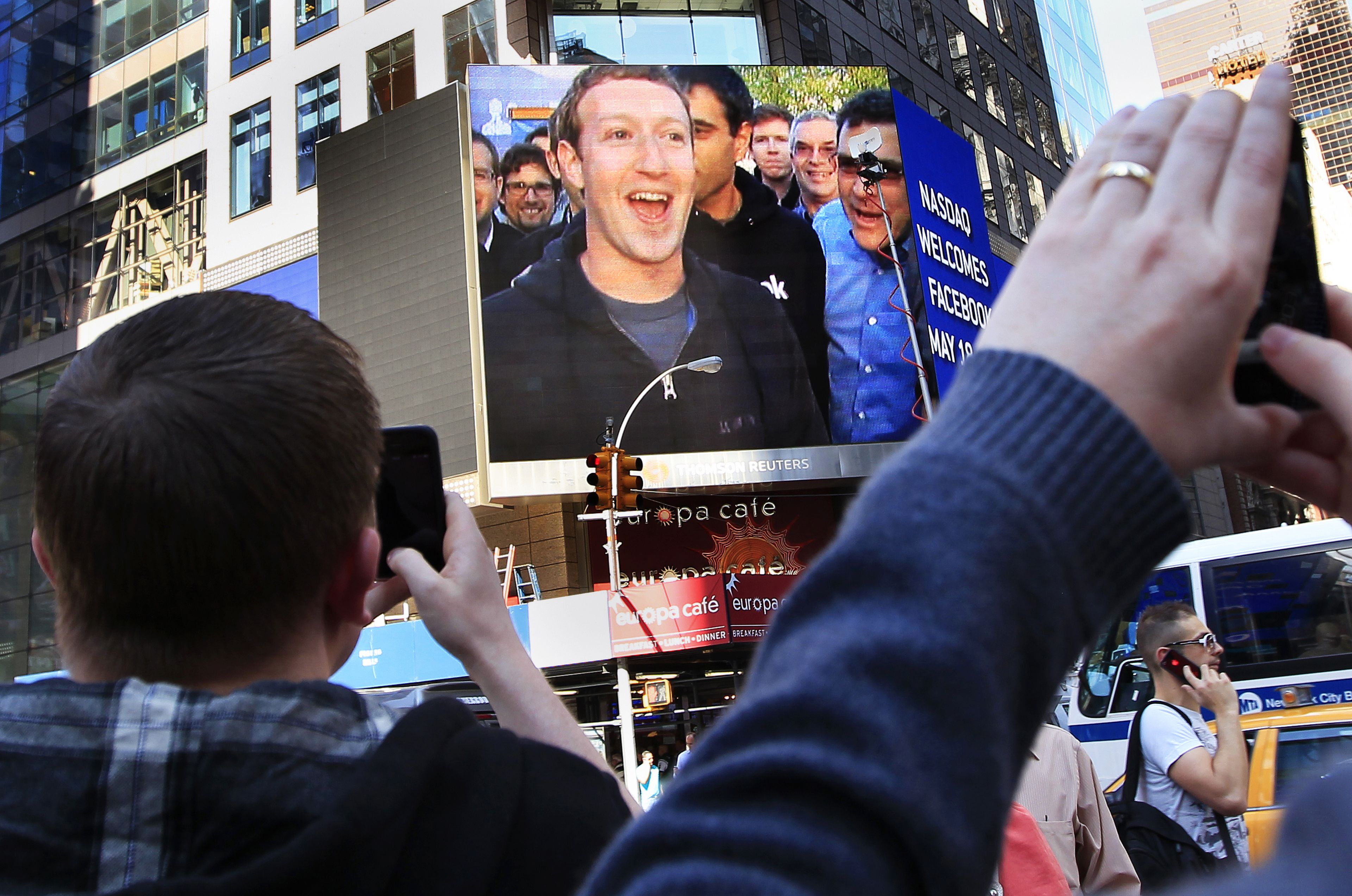 Mark Zuckerberg, CEO de Facebook, momentos después de la salida a bolsa de la red social