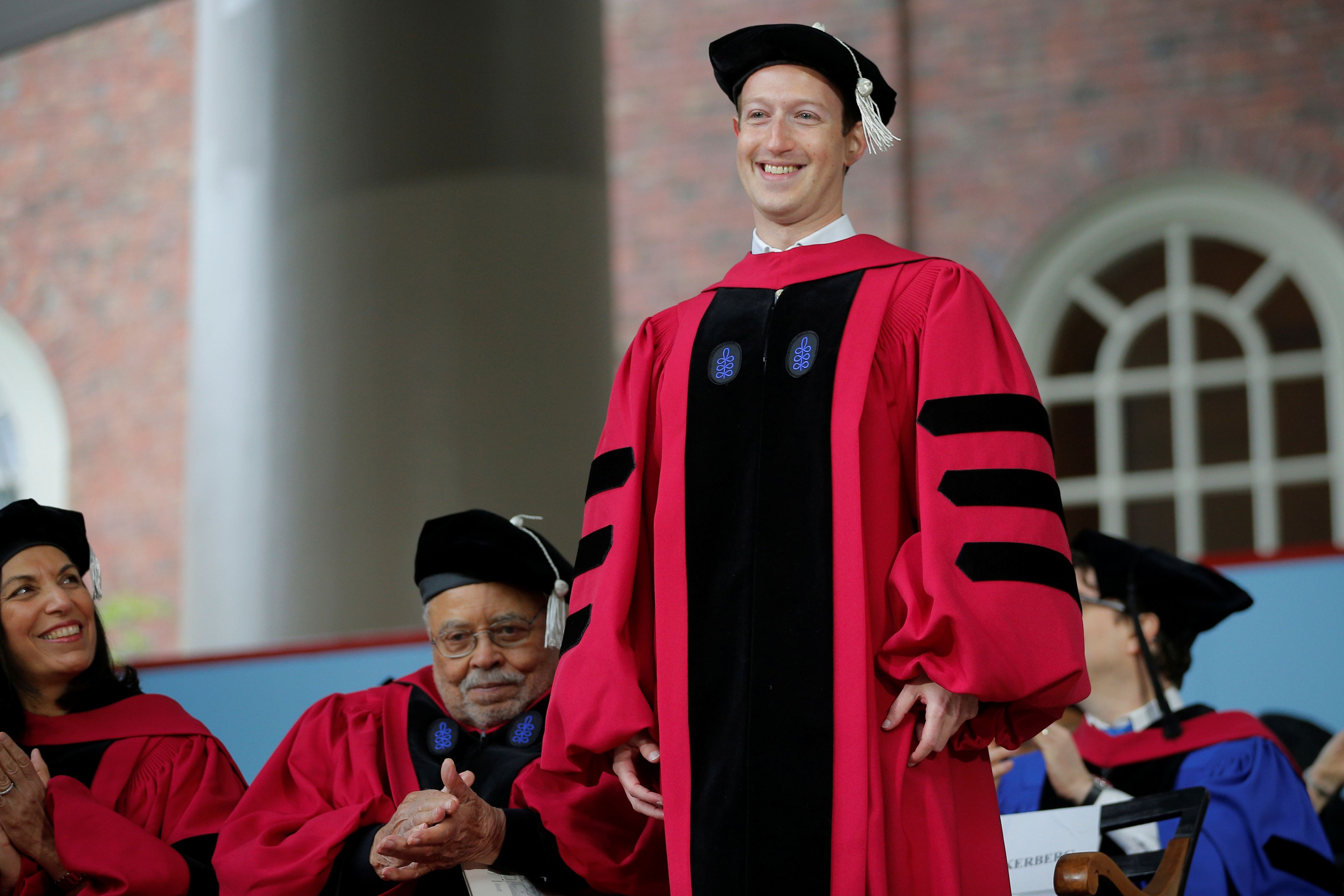 El fundador de Facebook, Mark Zuckerberg, recibe el título honorífico de Doctor en Derecho durante los 366º Commencement Exercises de la Universidad de Harvard en Cambridge en 2017.