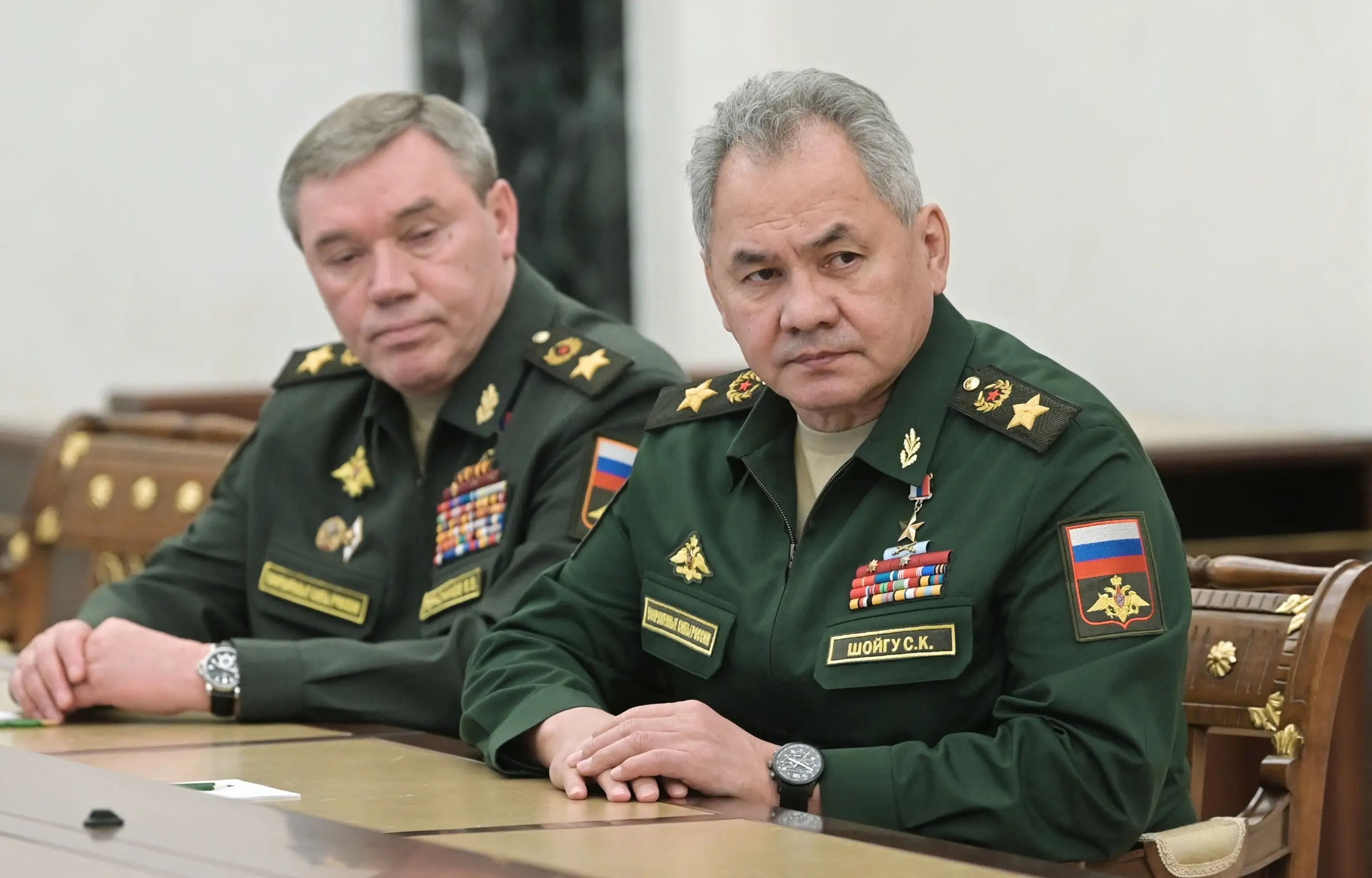 El ministro de Defensa ruso, Sergei Shoigu (derecha), y el jefe del Estado Mayor, Valery Gerasimov, en una reunión en Moscú el 27 de febrero de 2022.