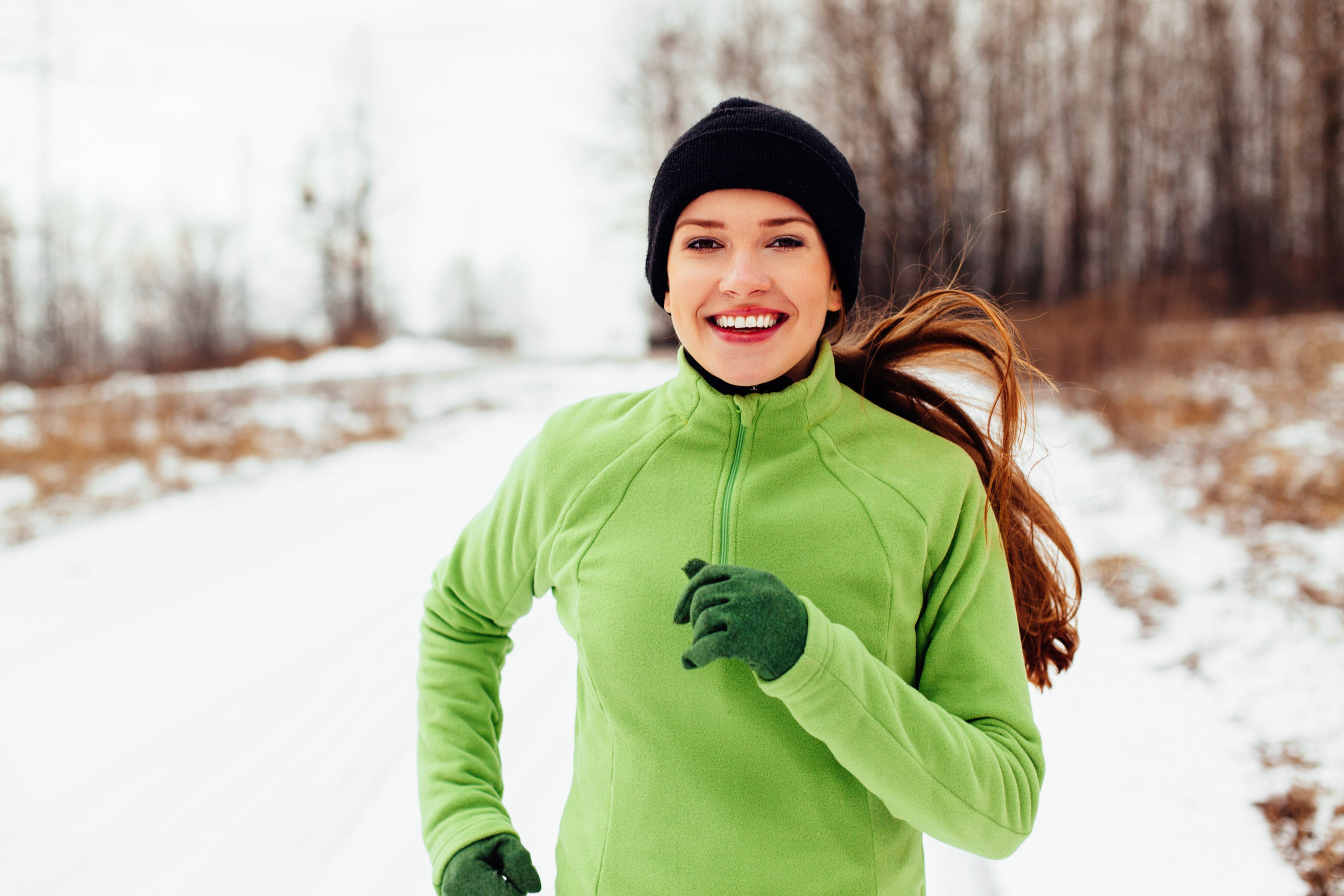mujer corriendo con nieve