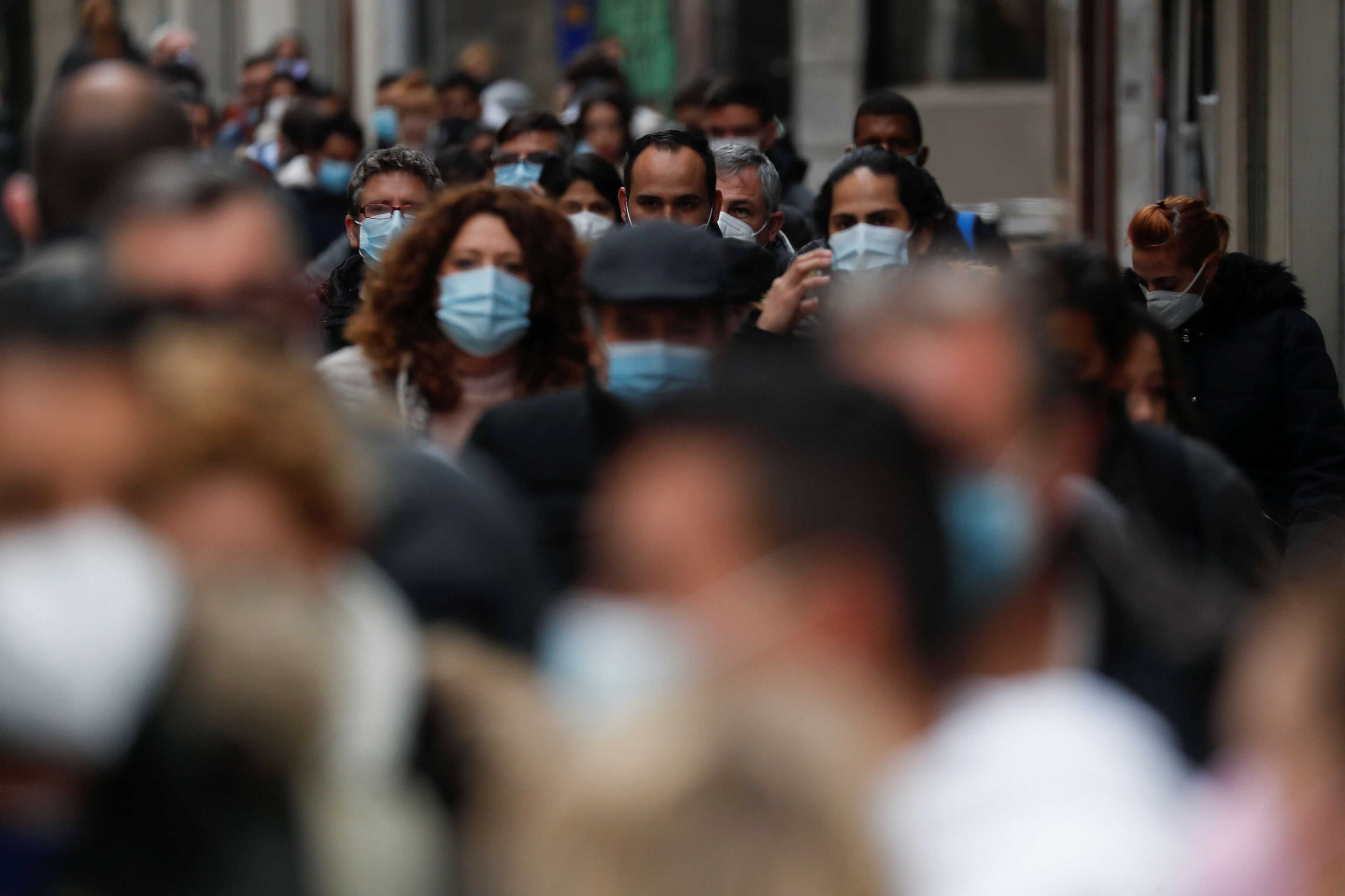 Multitud de personas con mascarilla en Madrid, España