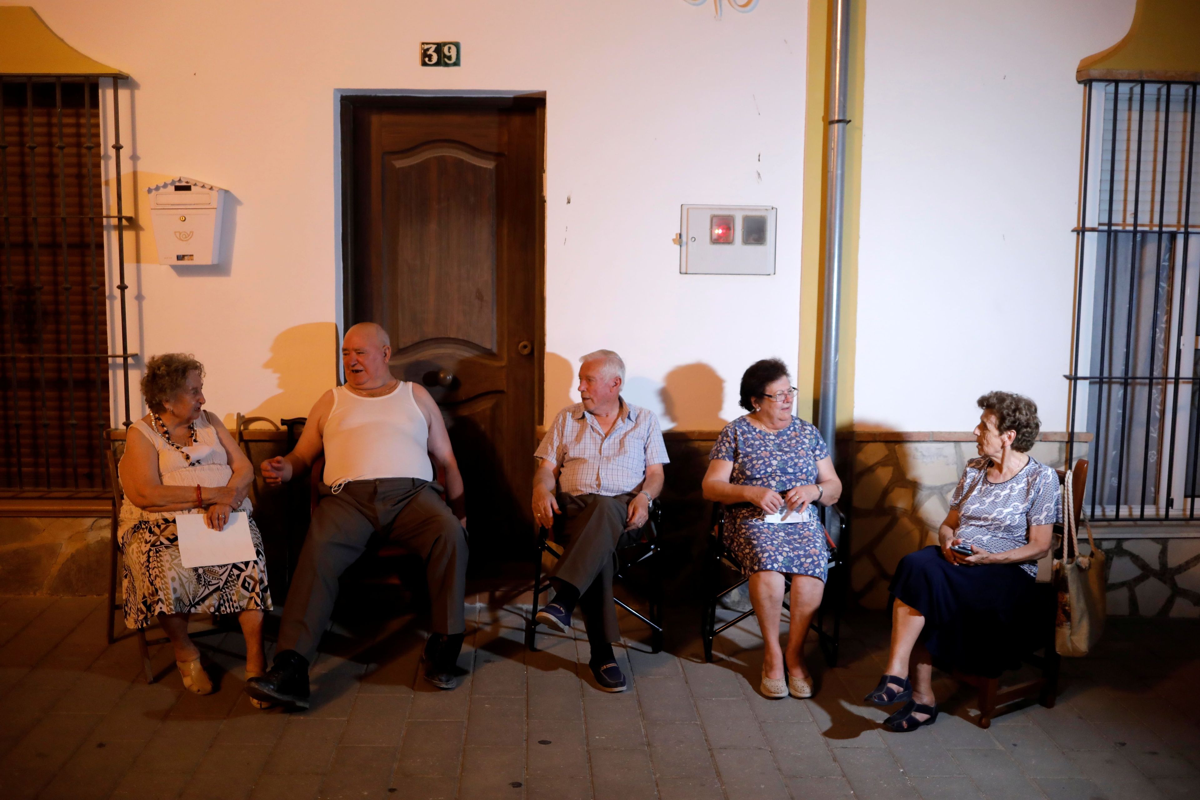 Vecinos intentan evitar el calor en una noche de verano en Algar.