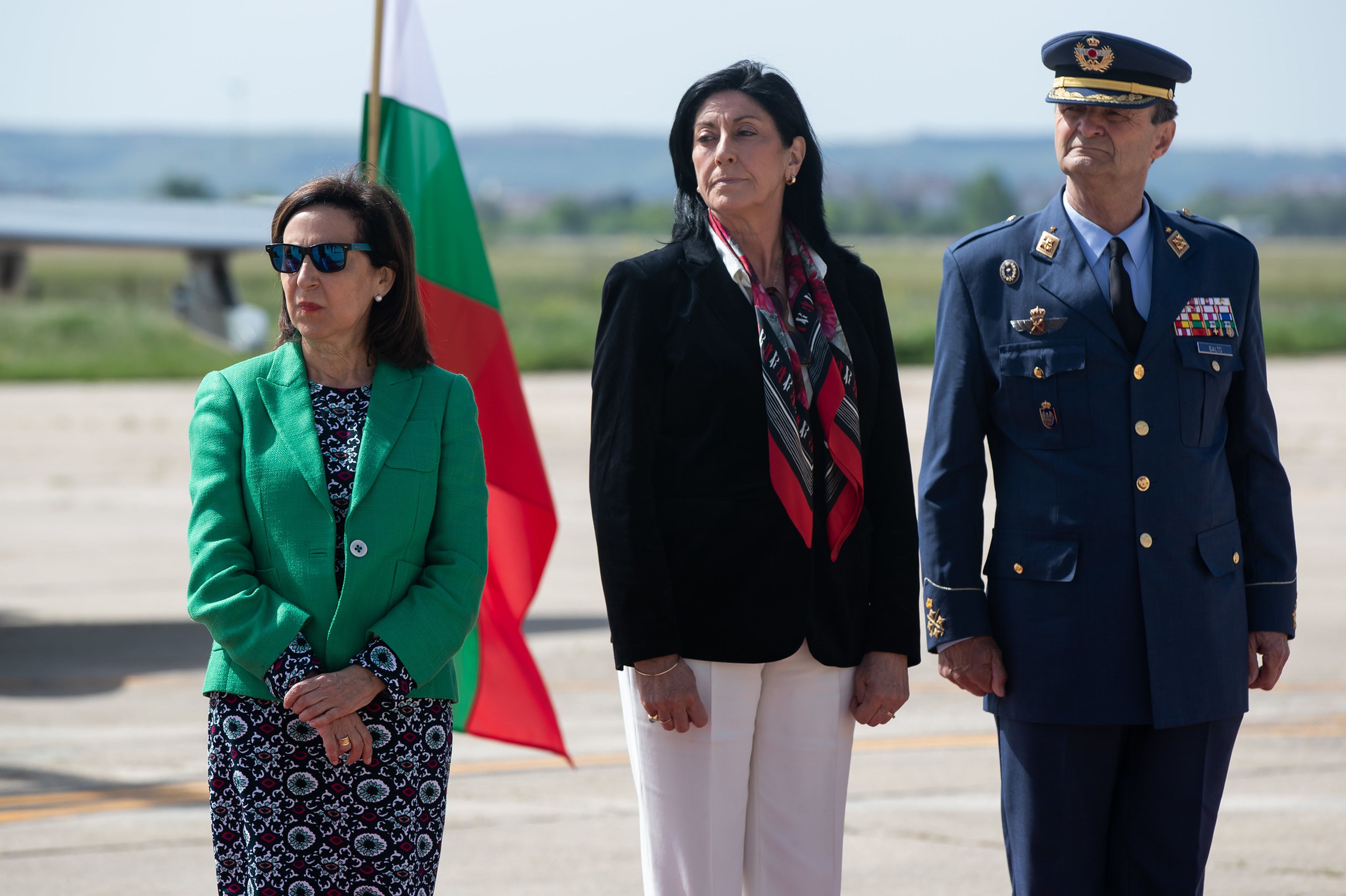 La ministra de Defensa, Margarita Robles, a la izquierda, con la nueva directora del CNI, Esperanza Casteleiro, en el centro.