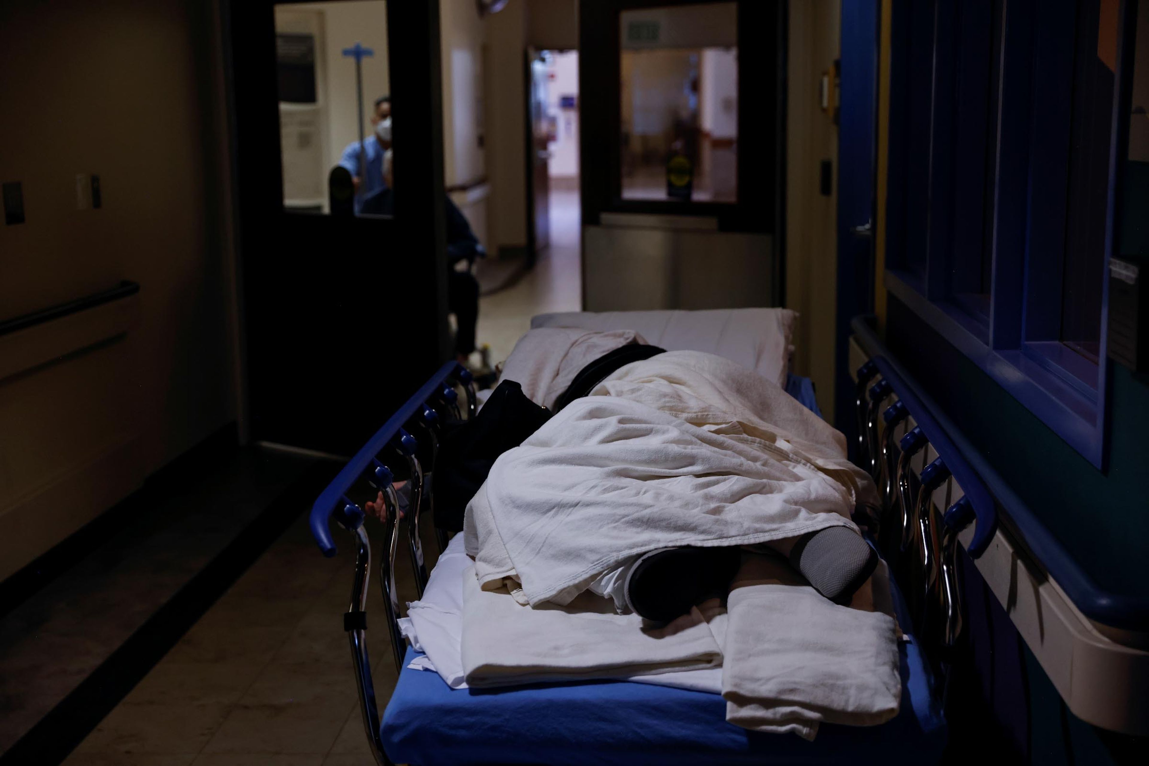 Paciente de covid-19 en una camilla, en una hospital de EEUU