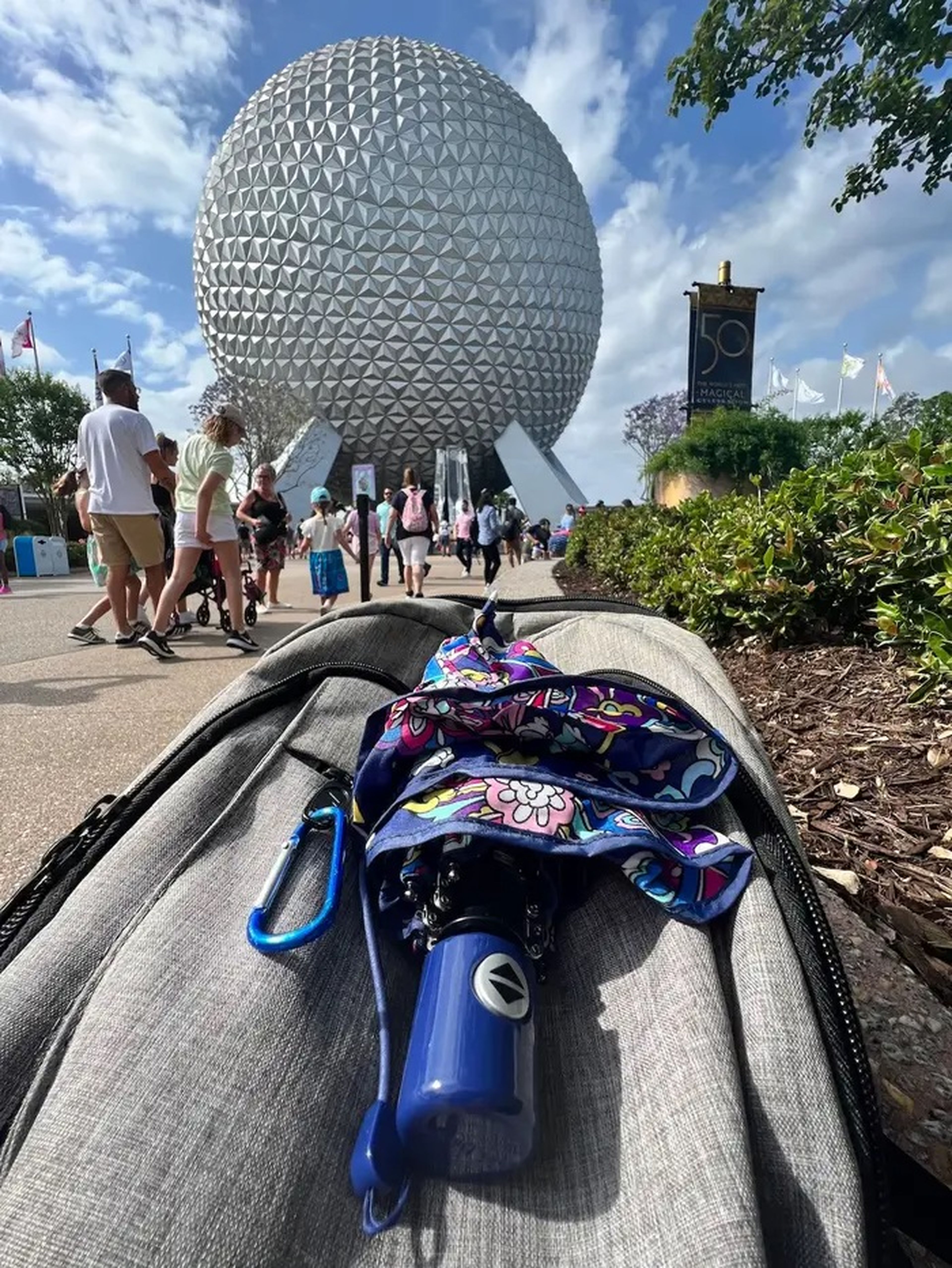 Antonelle no visita nunca un parque de Disney sin llevar paraguas.