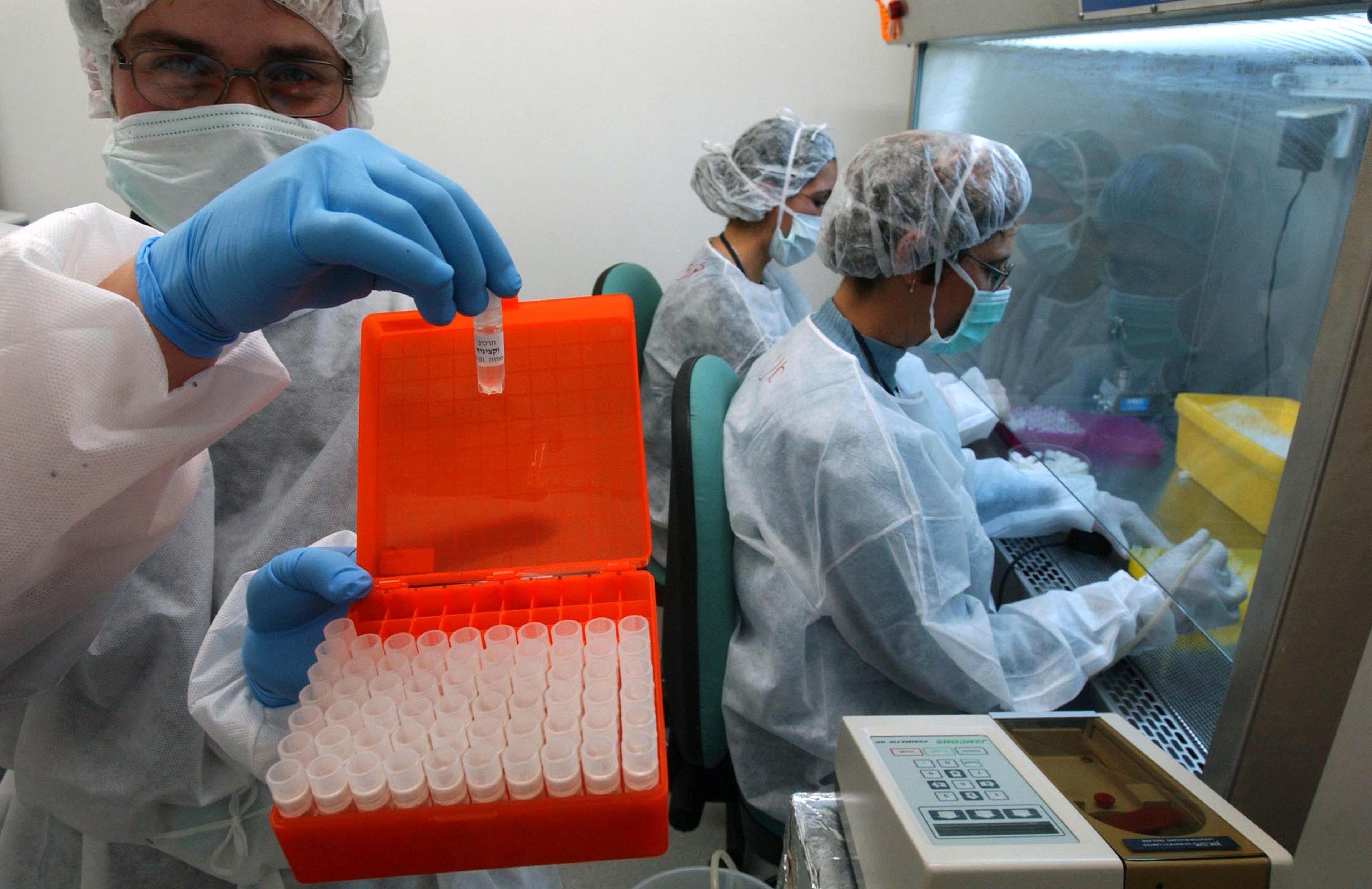 Personal médico en Israel muestra vacunas contra la viruela (2003)