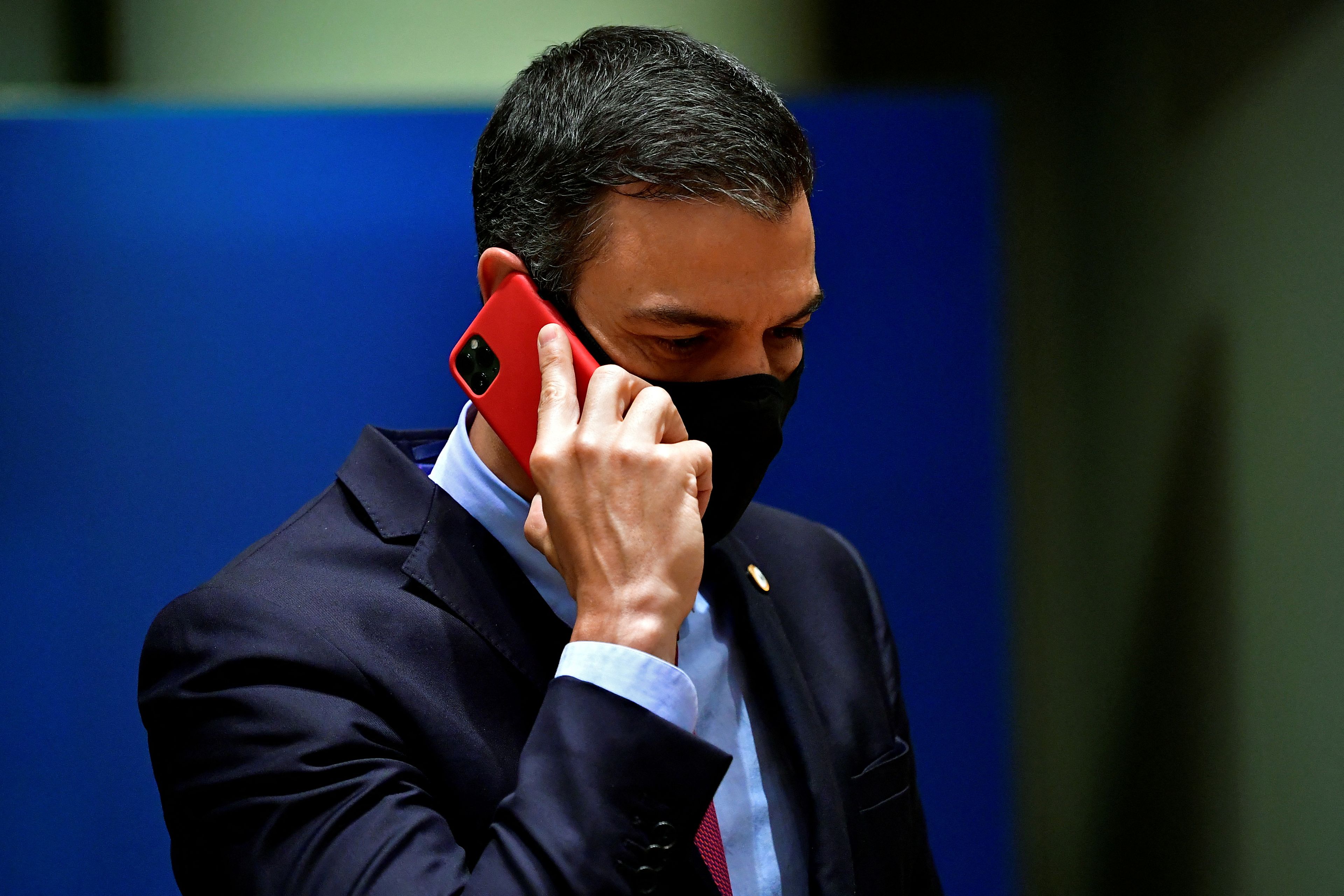 El presidente del Gobierno, Pedro Sánchez, al teléfono durante una cumbre europea.