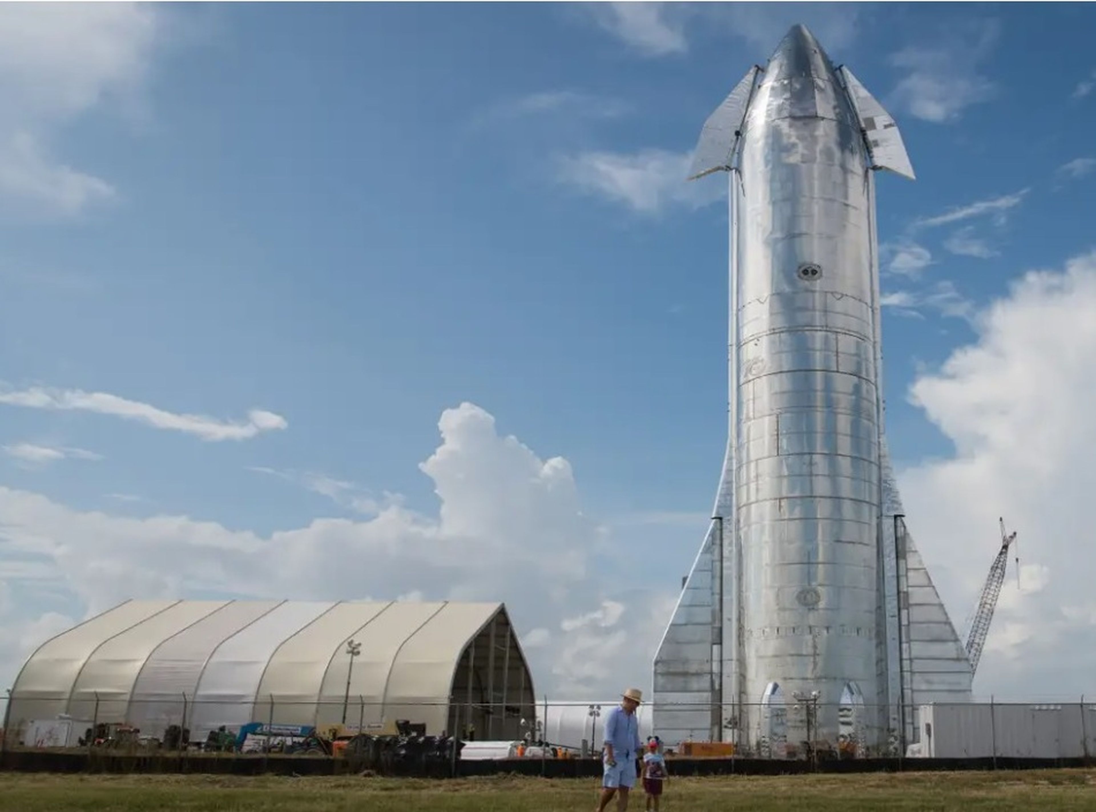 Un prototipo de la nave espacial Starship de SpaceX en las instalaciones de lanzamiento de la compañía en Texas el 28 de septiembre de 2019 en Boca Chica, Texas.
