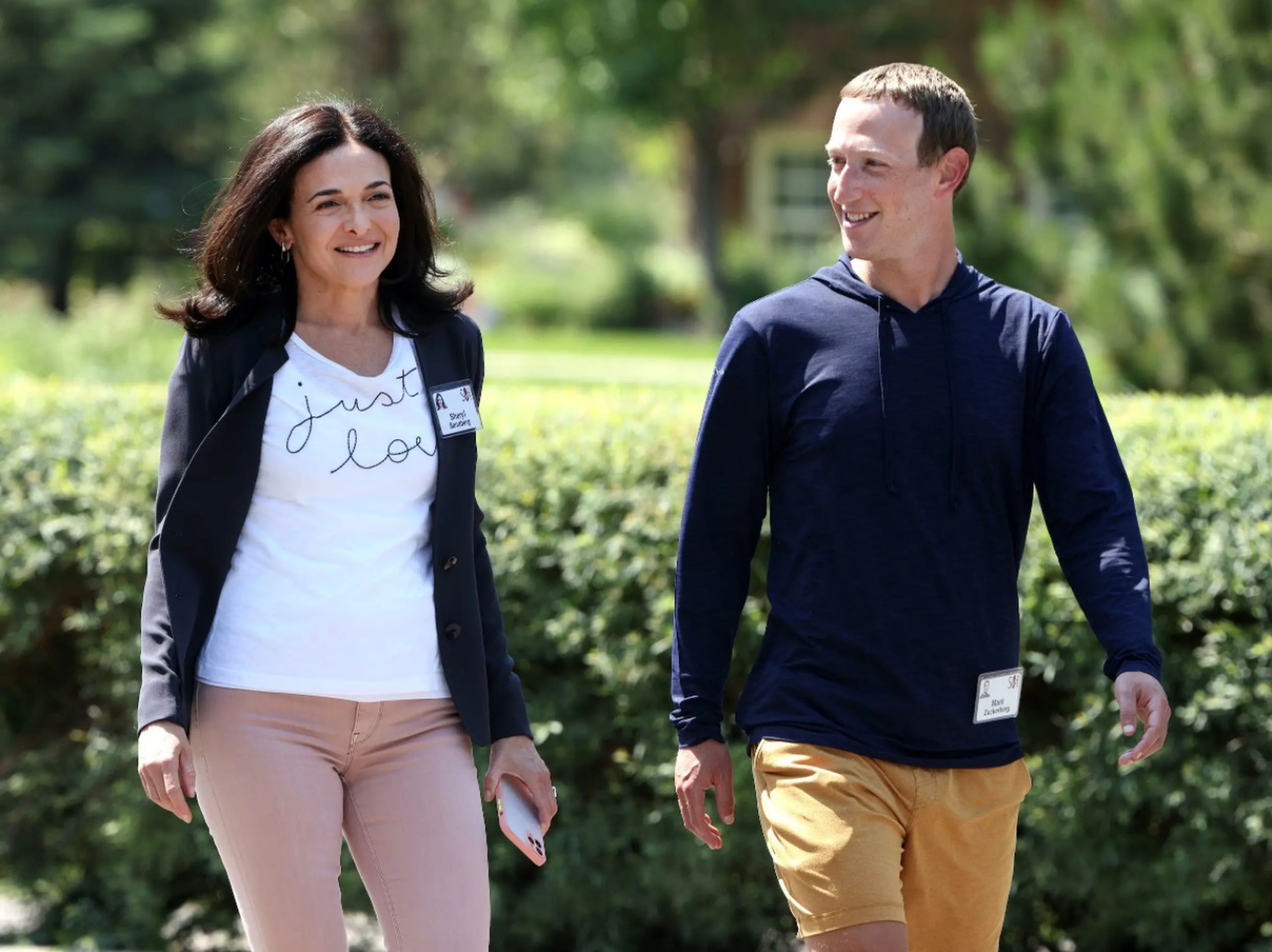 Sheryl Sandberg, directora de operaciones de Meta, con Zuckerberg.