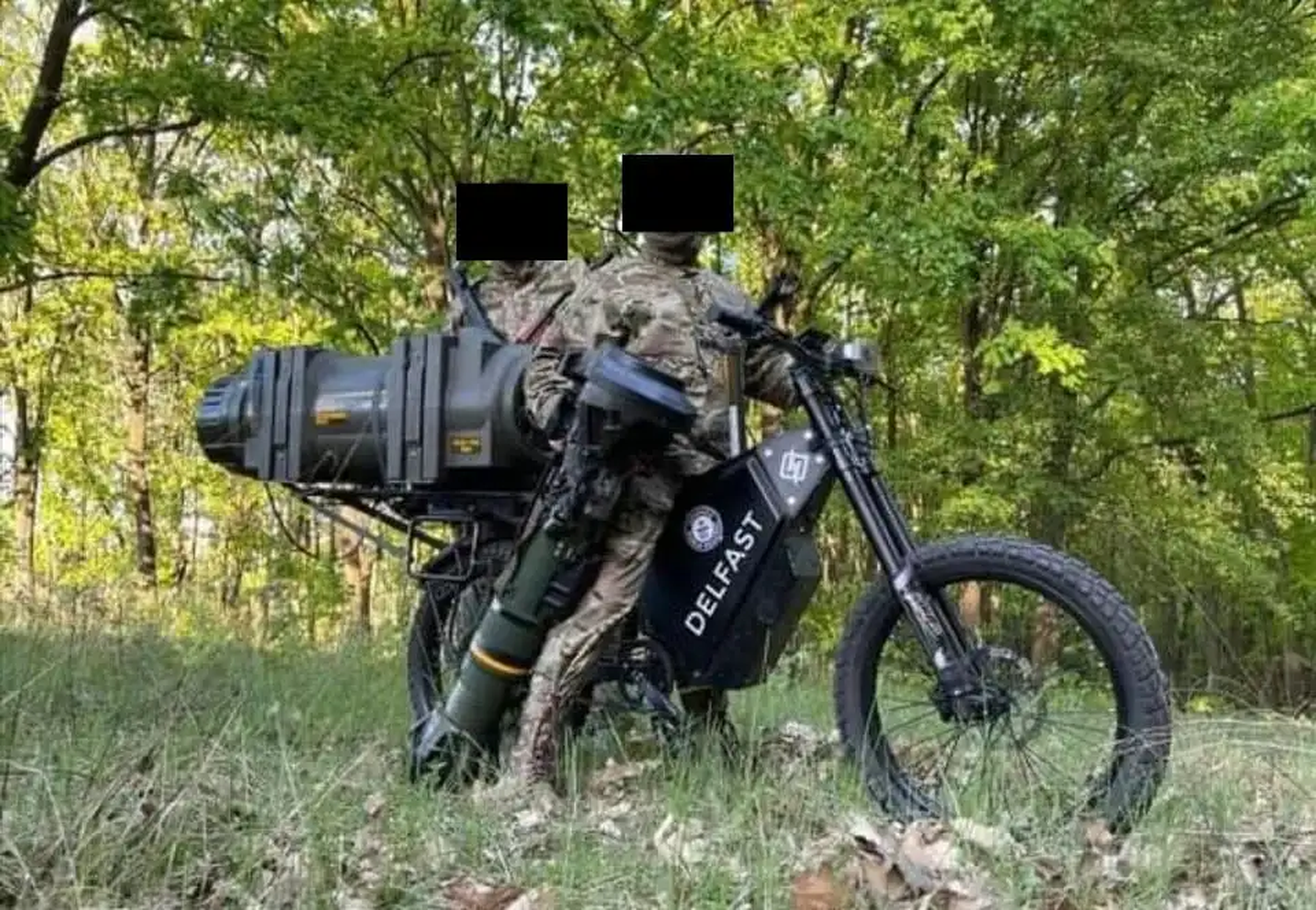 Soldados ucranianos en una moto eléctrica