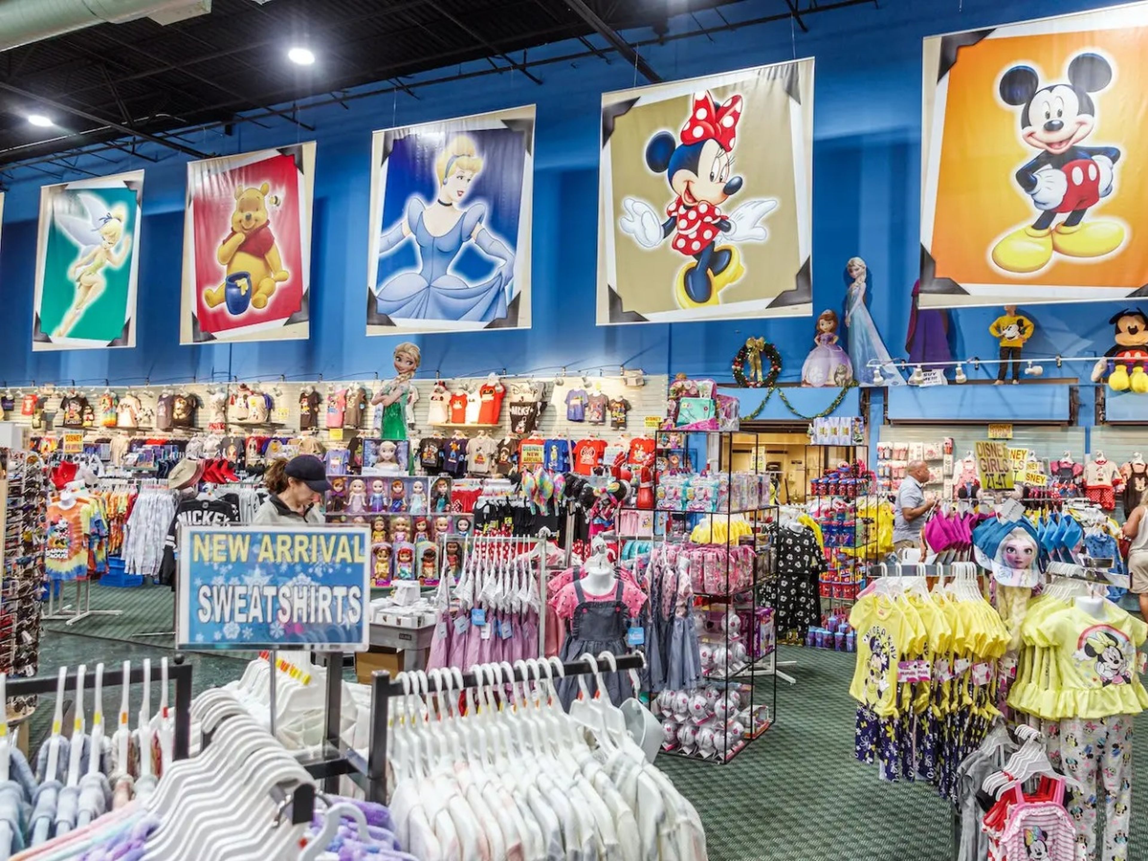 Tienda de regalos Bargain World, donde los clientes pueden comprar recuerdos de los personajes de Disney.