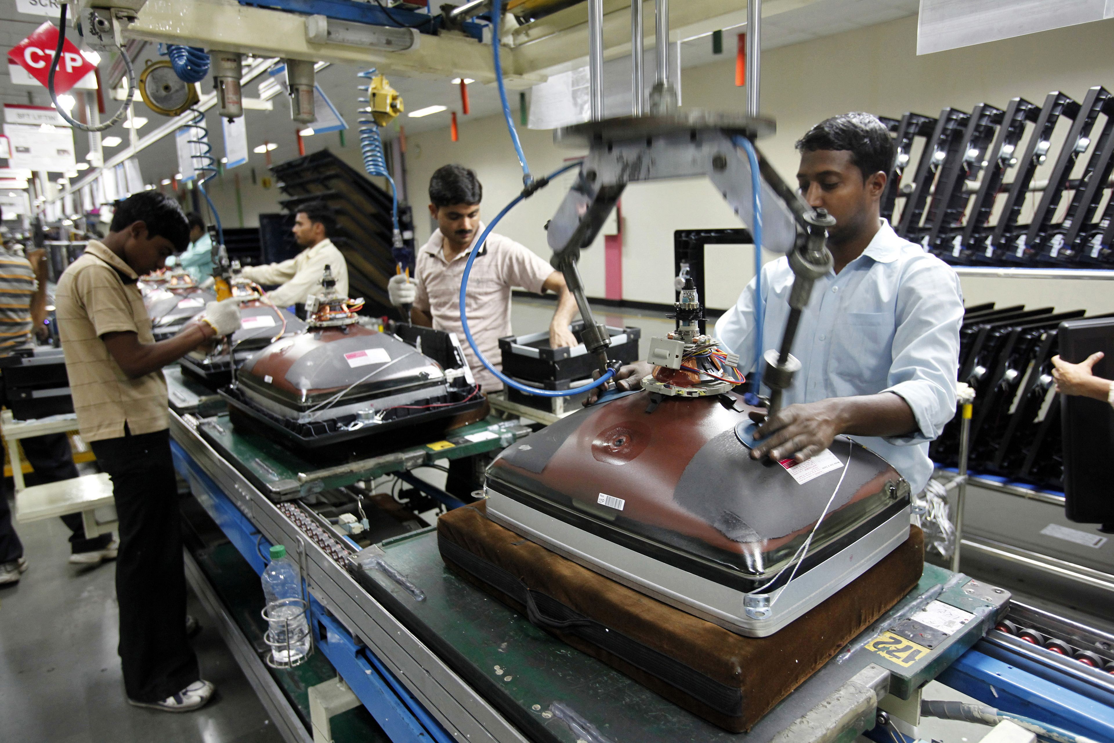 Los trabajadores de LG Electronics India Pvt Ltd. ensamblan televisores dentro de una fábrica en Greater Noida, en el estado de Uttar Pradesh, en el norte de India.