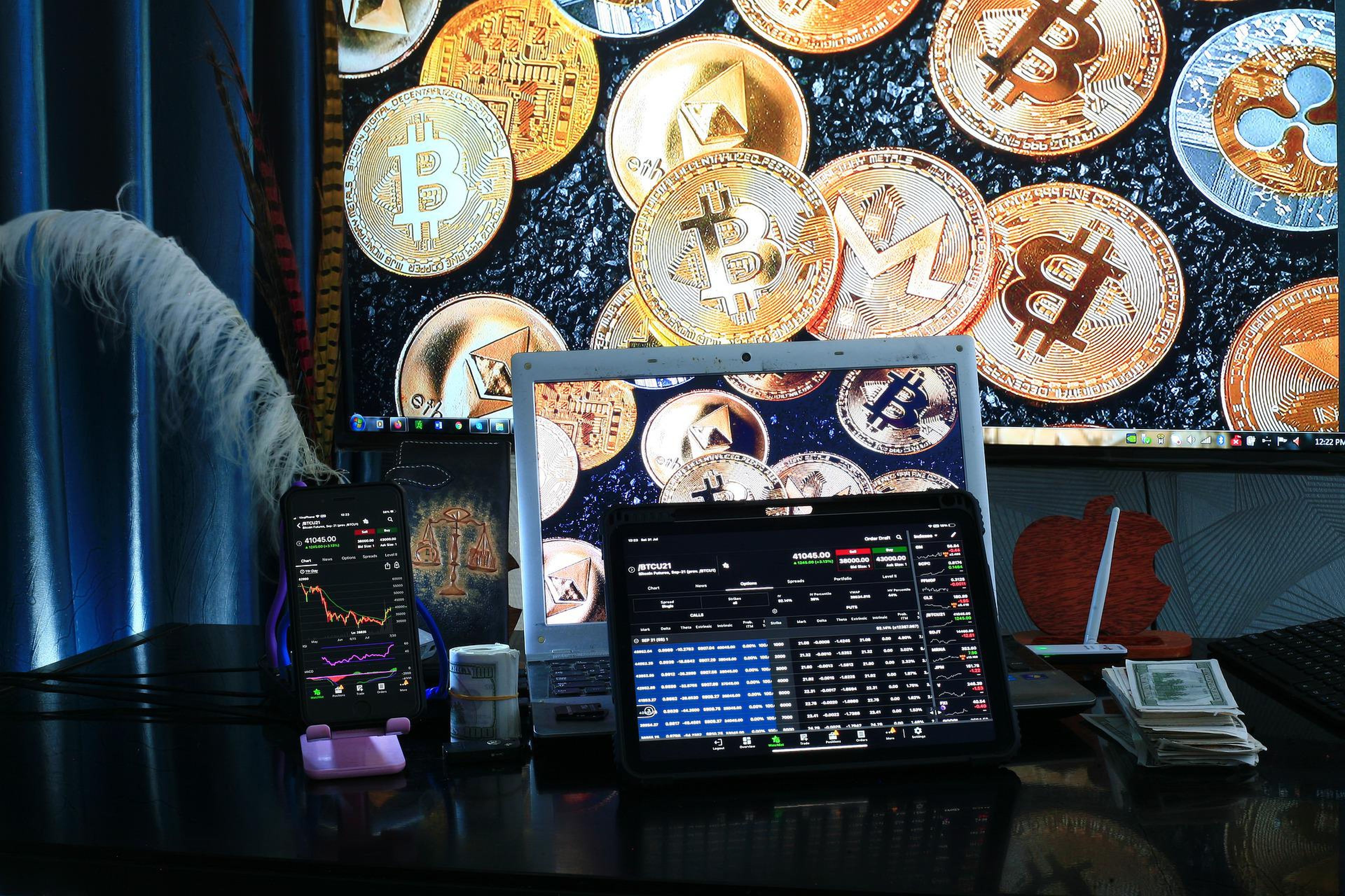 Varias pantallas y gráficas sobre bitcoin.