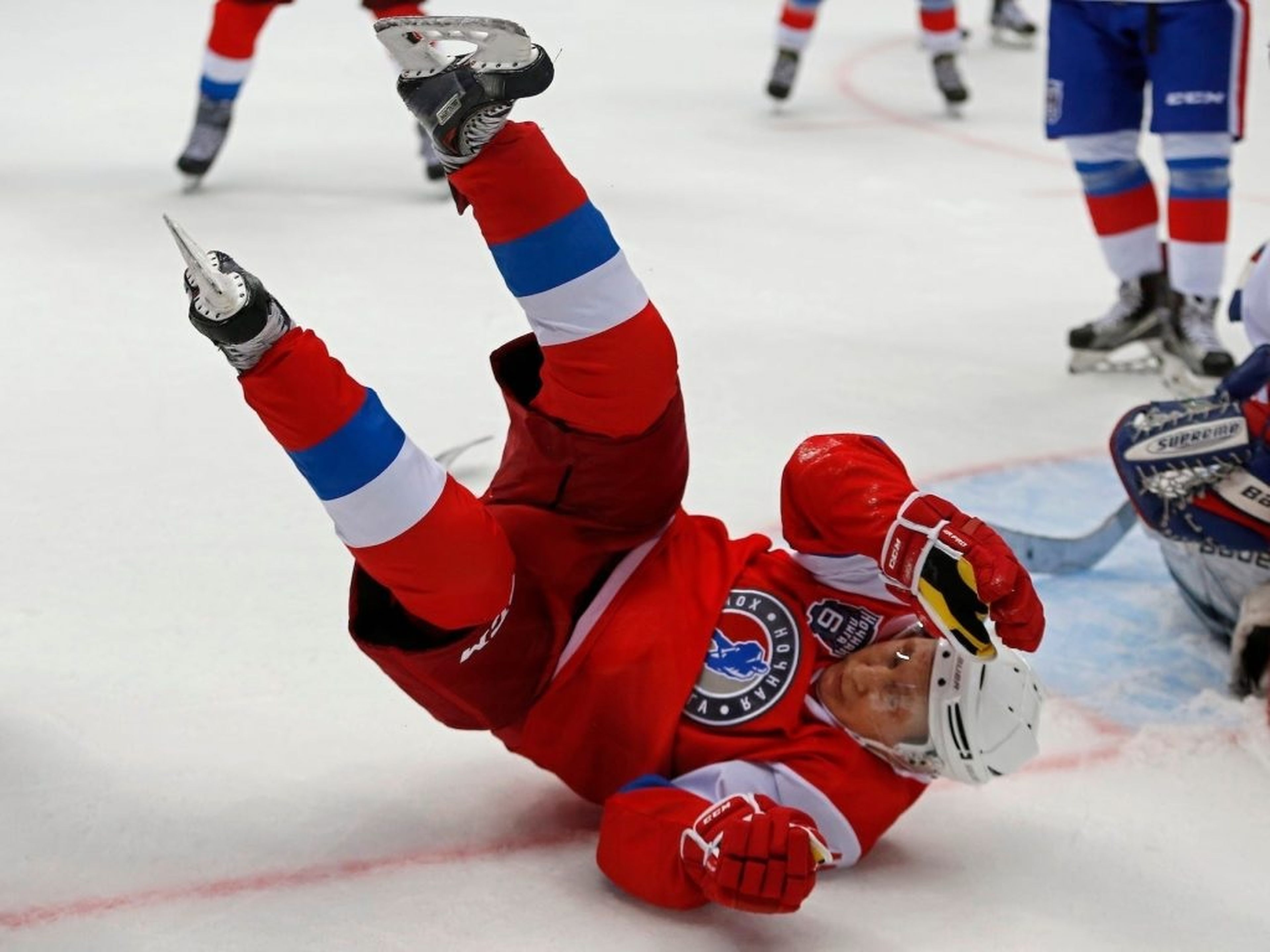 Vladimir Putin, presidente de Rusia, se cae durante un partido de hockey sobre hielo