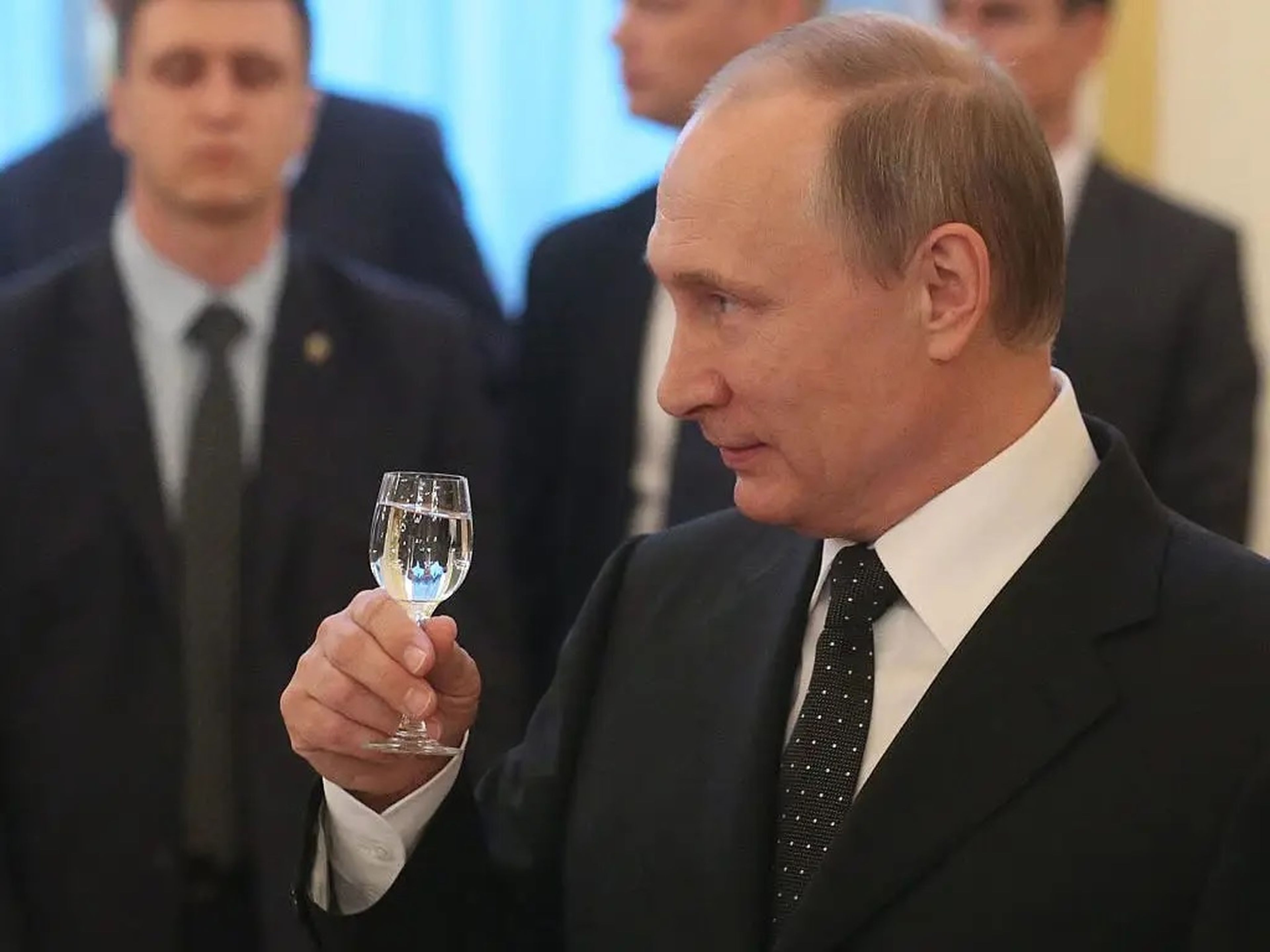 Vladimir Putin, presidente de Rusia, con una copa