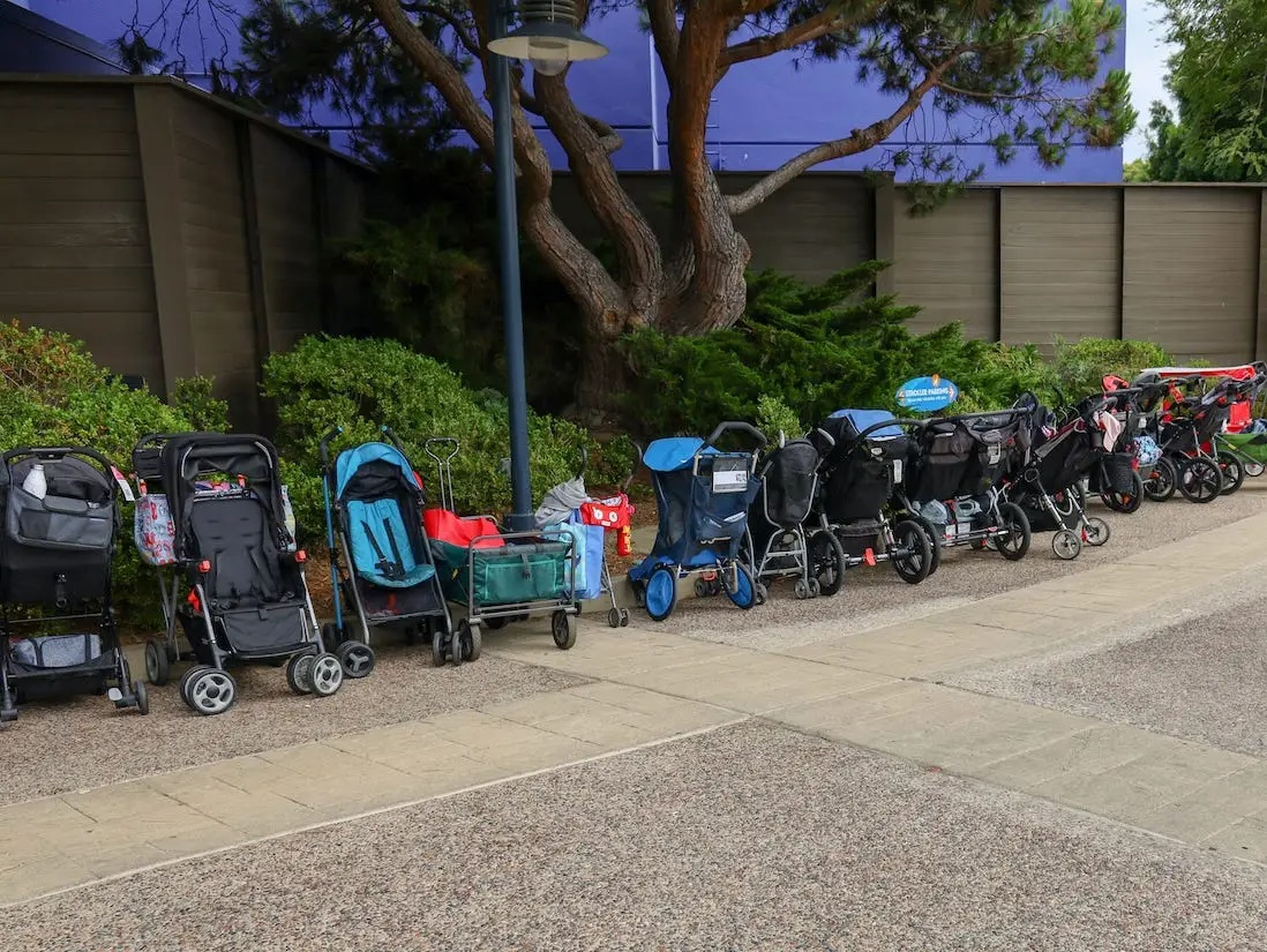 Cochecitos de bebé aparcados en uno de los parques de Disney.