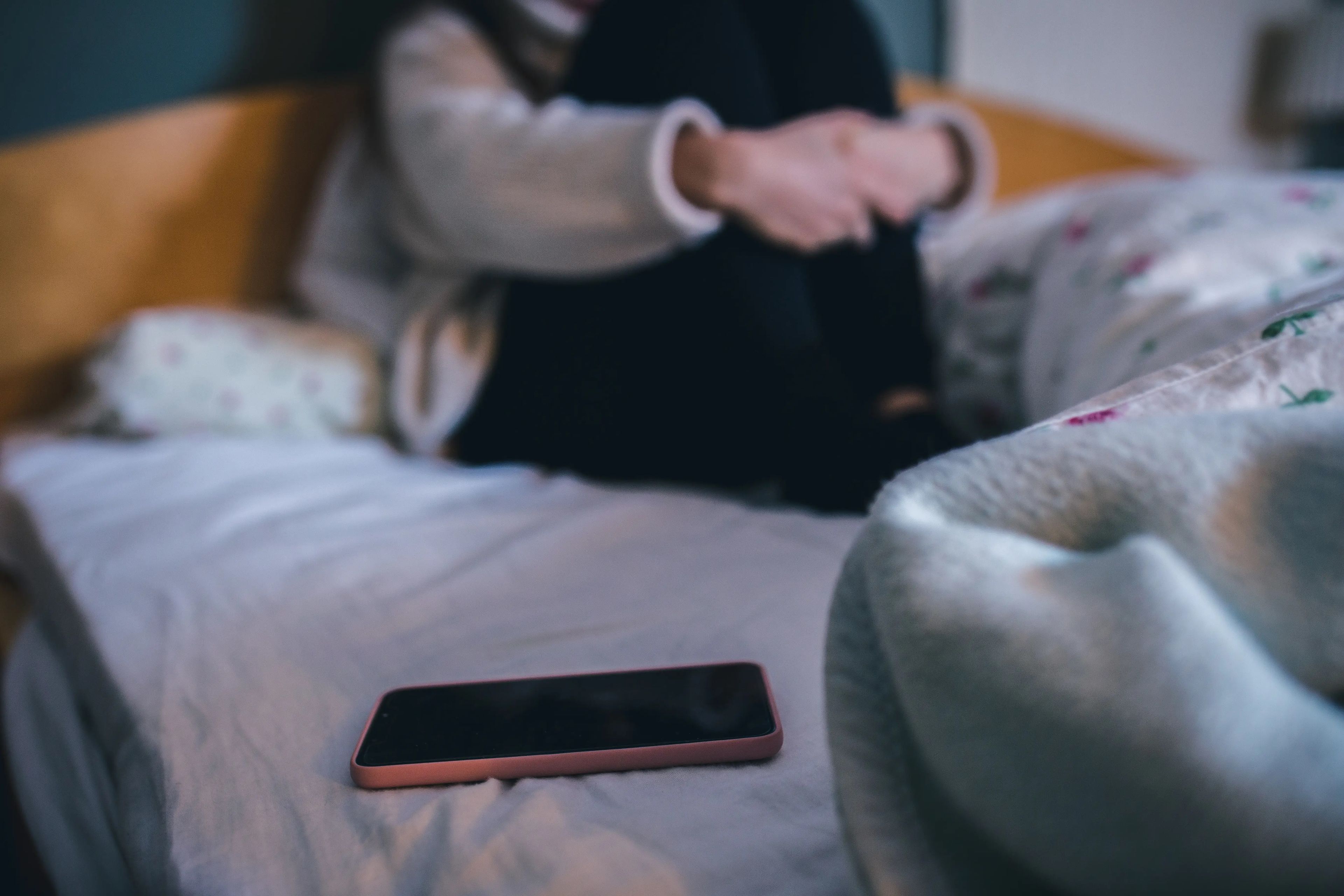 Adolescente con móvil en la cama sufre depresión, soledad