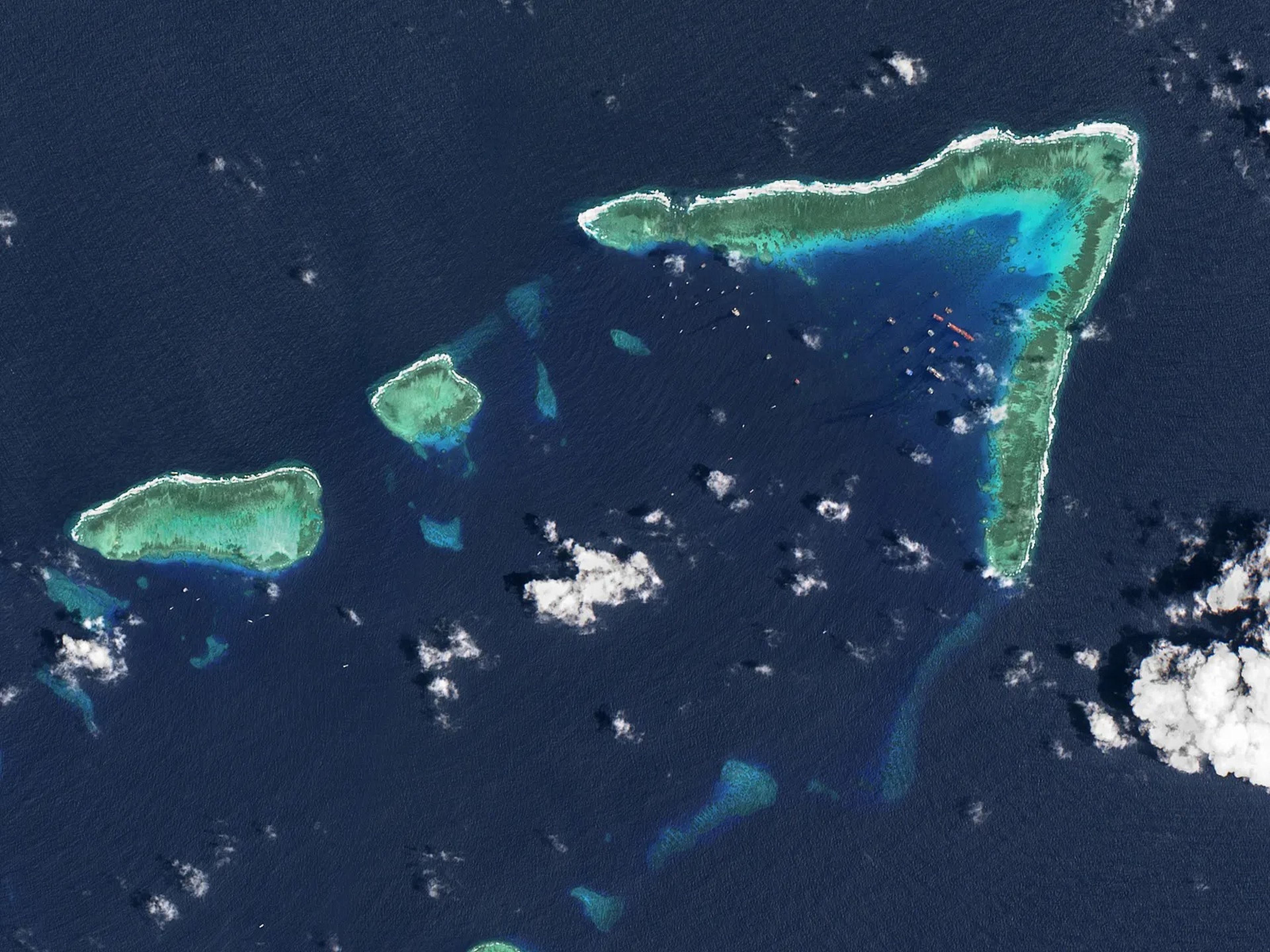 Vista aérea del arrecife de Pentecostés en las islas Spratly, mar de China Meridional, fotografiada el 24 de marzo de 2021.