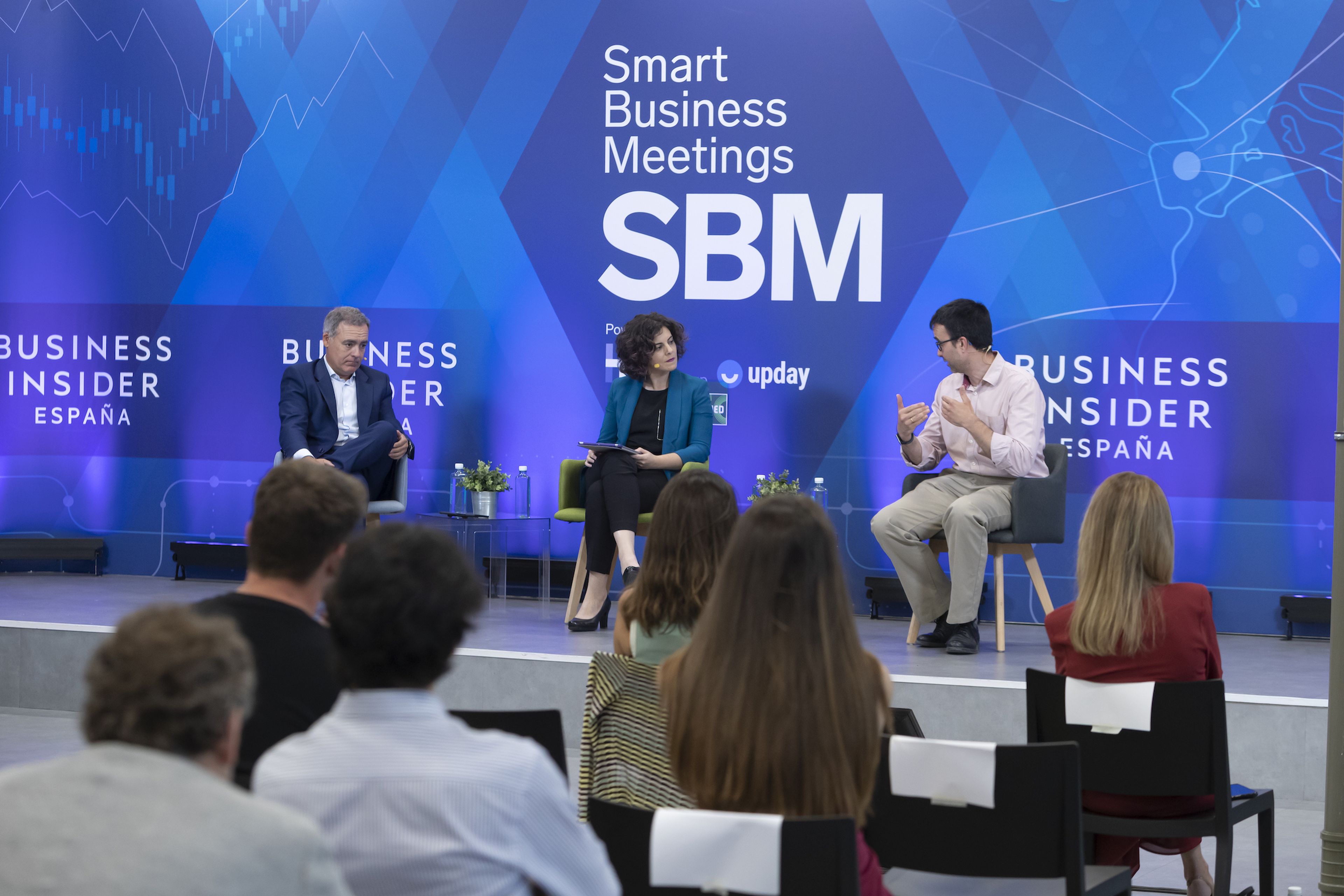 Un momento del Smart Business Meeting, moderado por Yovanna Blanco (en el centro) con Agustín Caminero (derecha).