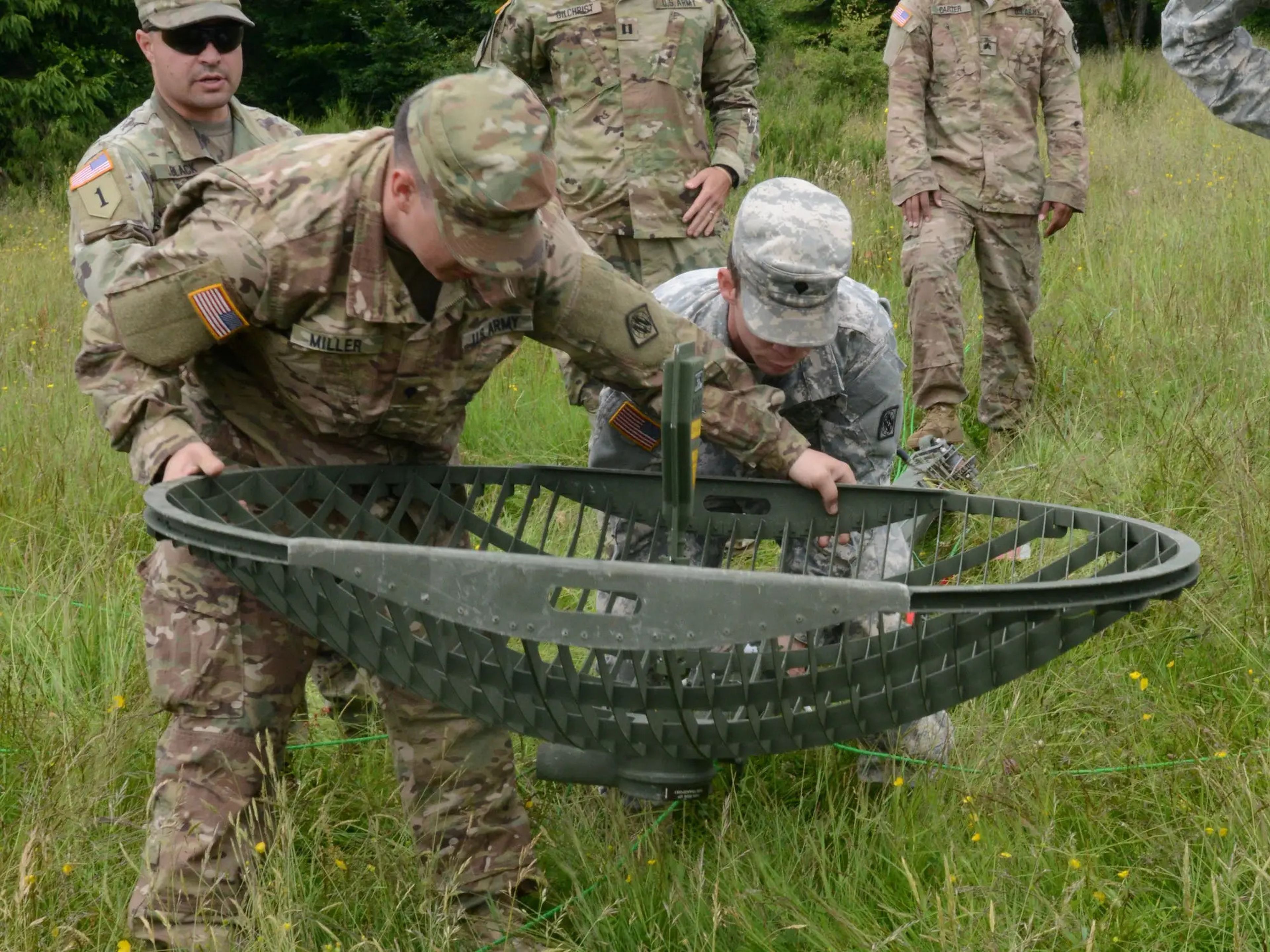 Un grupo de soldados estadounidenses instalan una torre de microondas táctica en un campo de Saint Hubert (Bélgica), el 28 de junio de 2016.