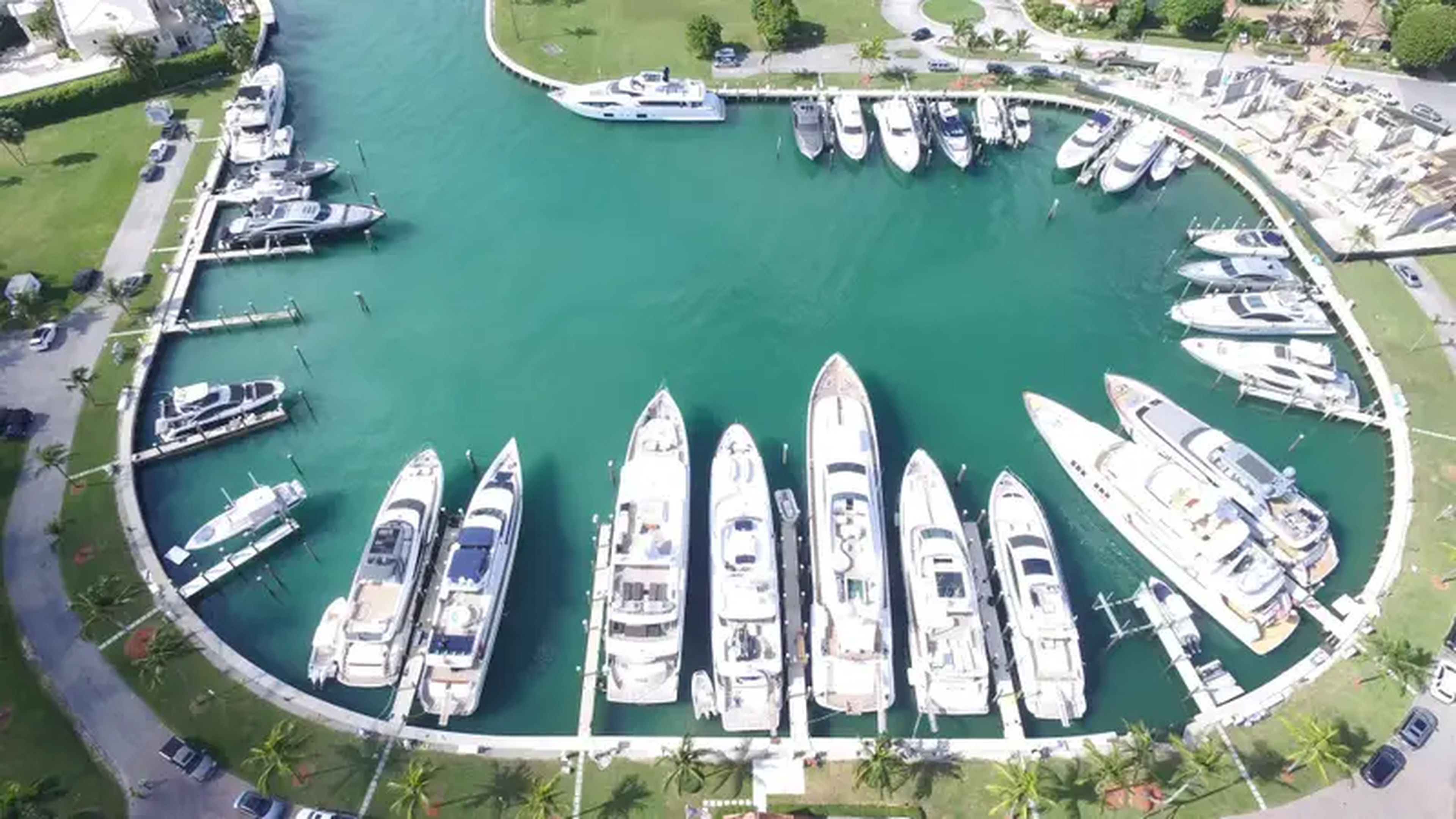 El Bal Harbour Yacht Club es un lugar de atraque muy popular para los yates de Miami. El fundador de Kitson Yachts, Tony Imbesi, es su presidente.