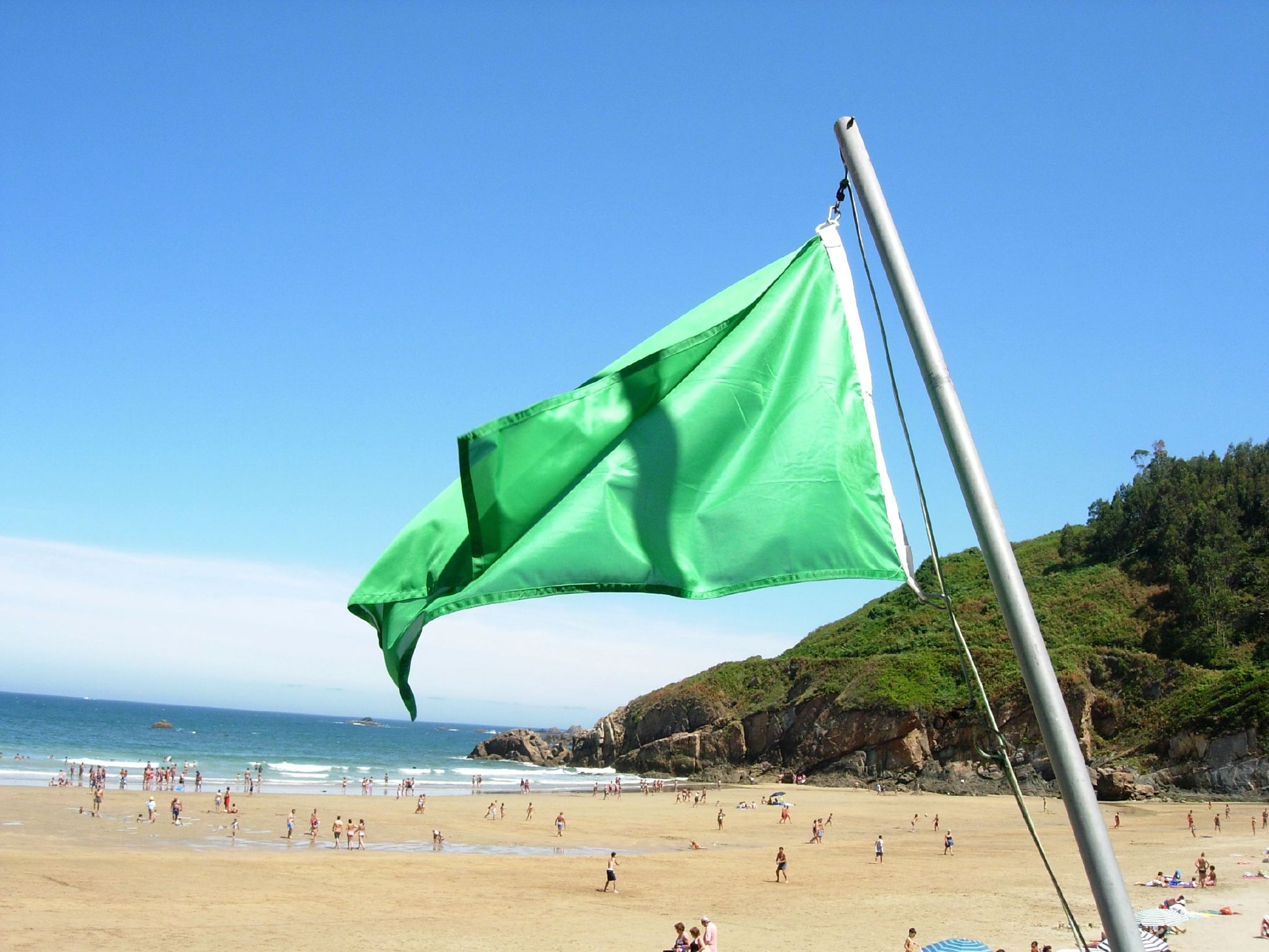 Bandera verde en la playa