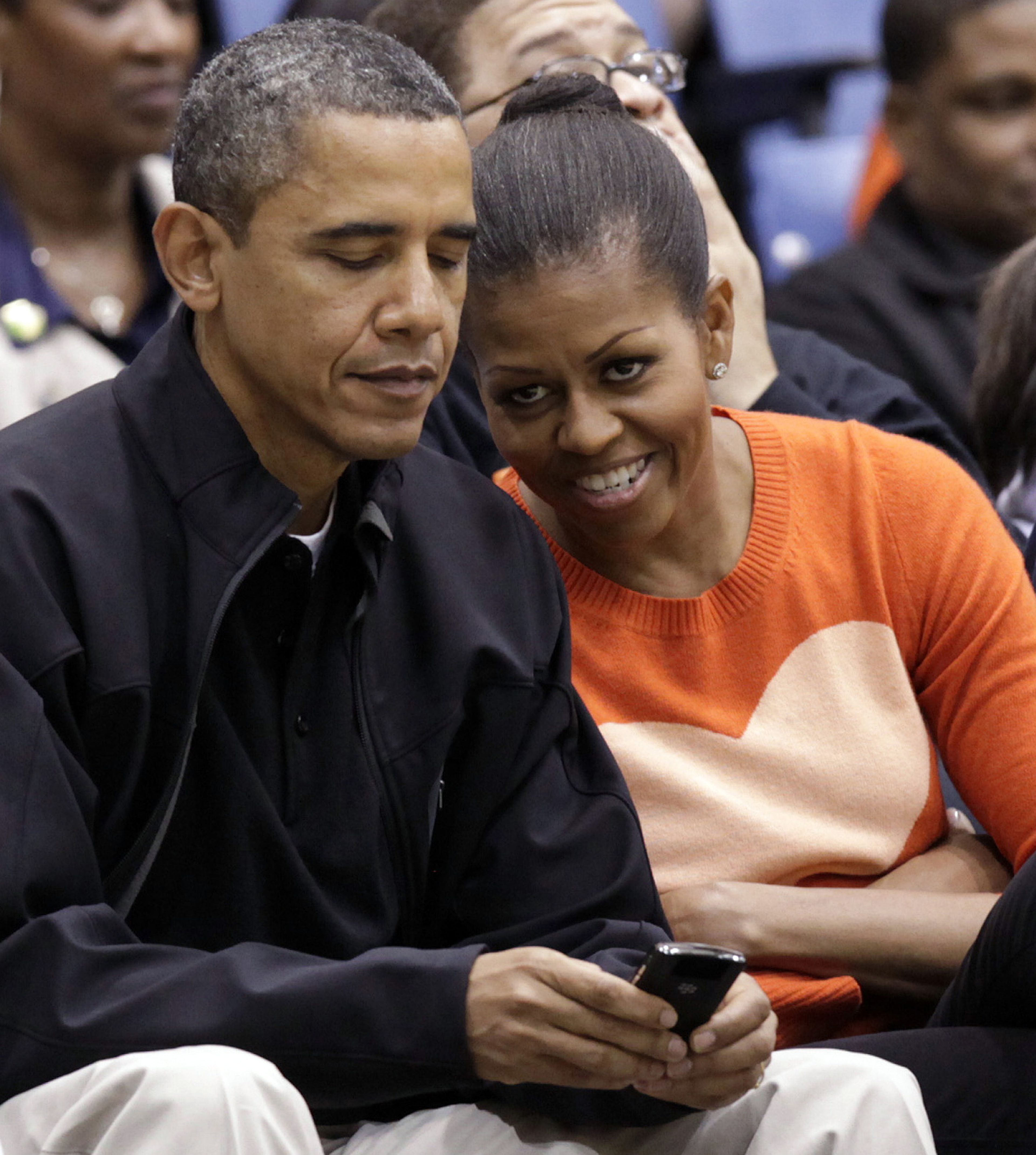 Barack y Michelle Obama usando una BlackBerry en 2011. El entonces presidente de Estados Unidos siempre llevaba una en su cinturón.