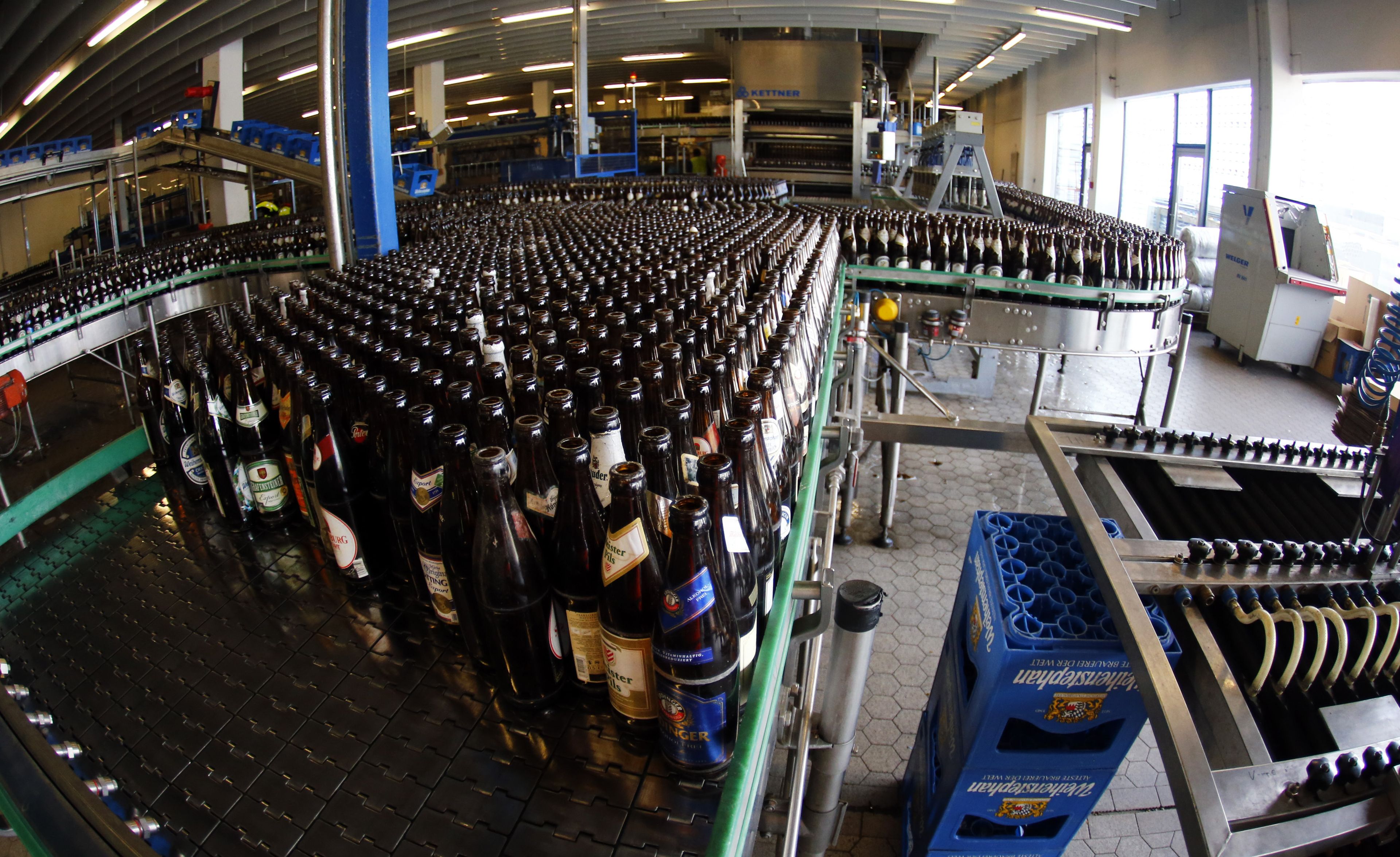 Botellas de cerveza en una planta de cervecería en Alemania