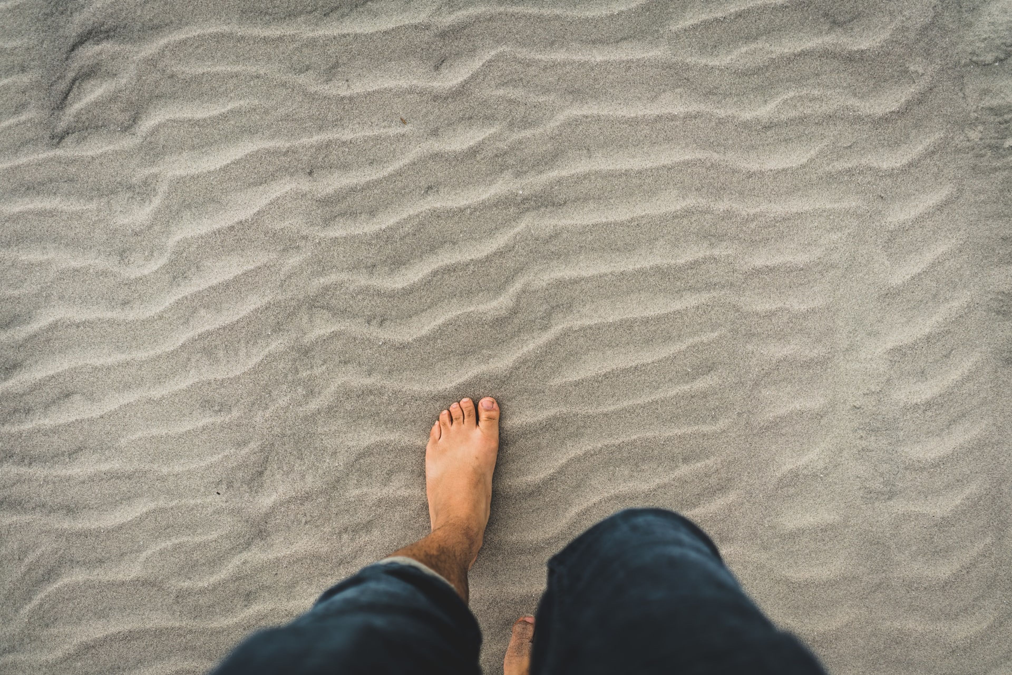 Caminar descalzo por la playa