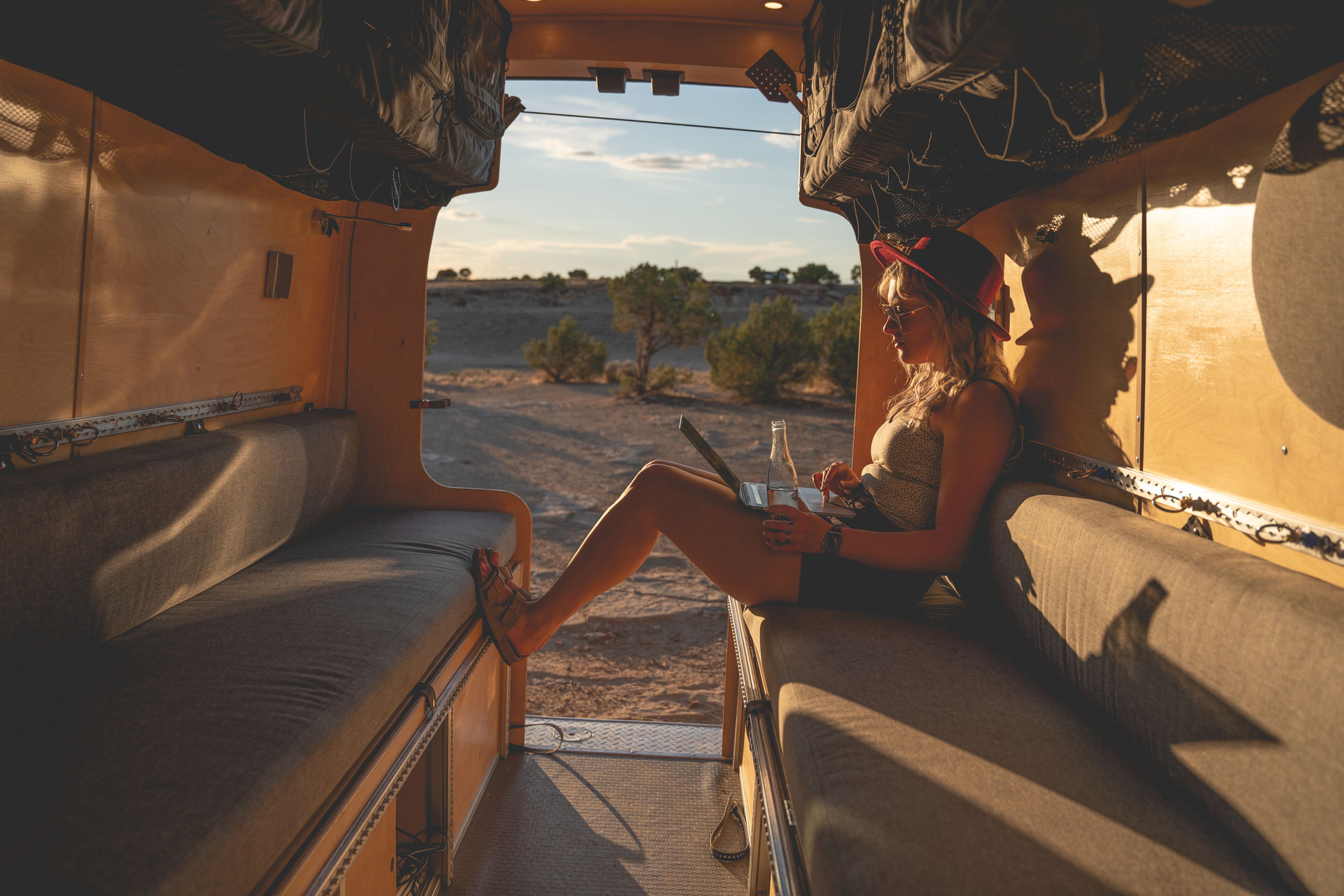 Una chica dentro de su furgoneta 'camper'.