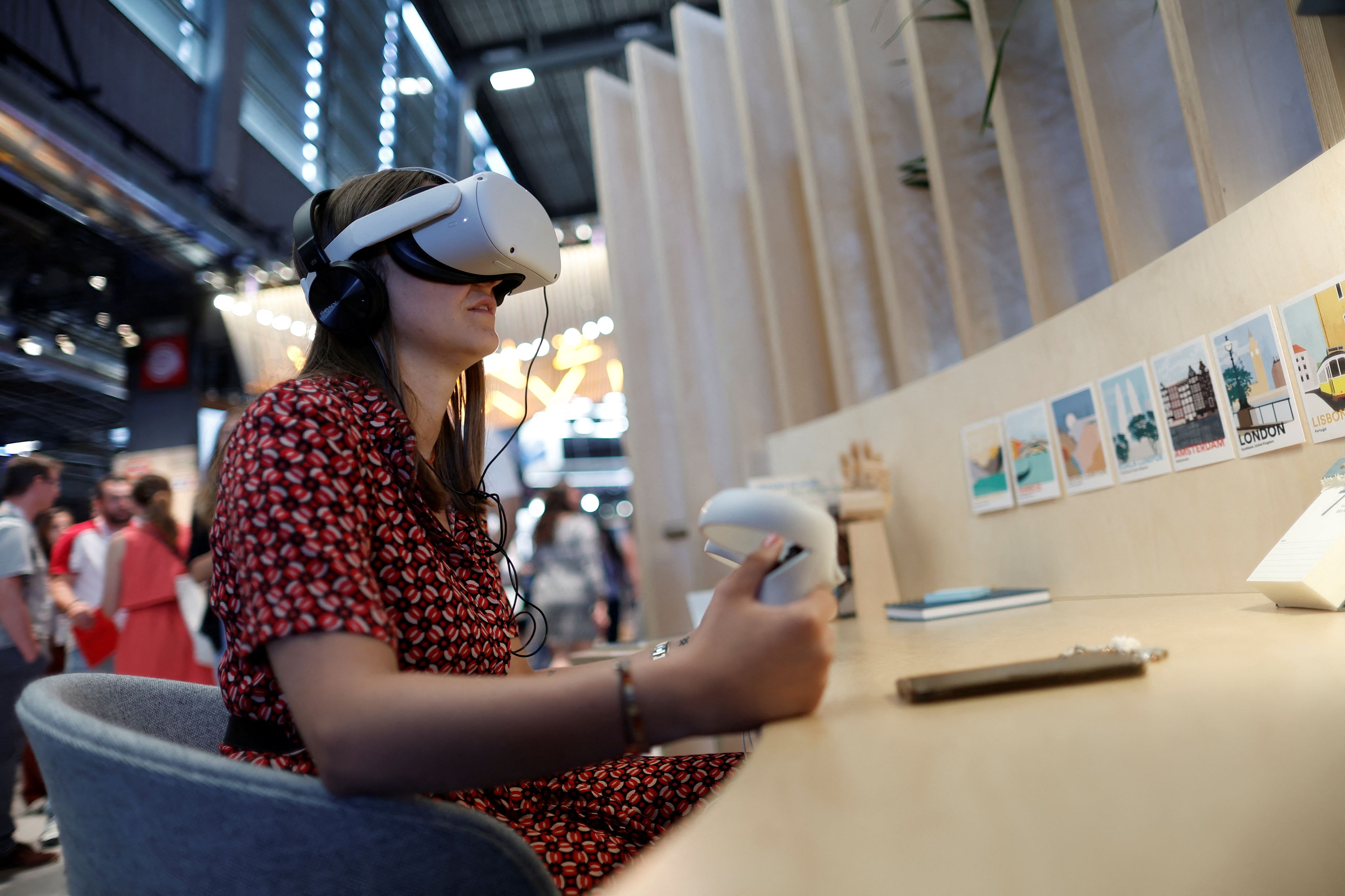 Una chica usando una gafas VR en un stand de Meta