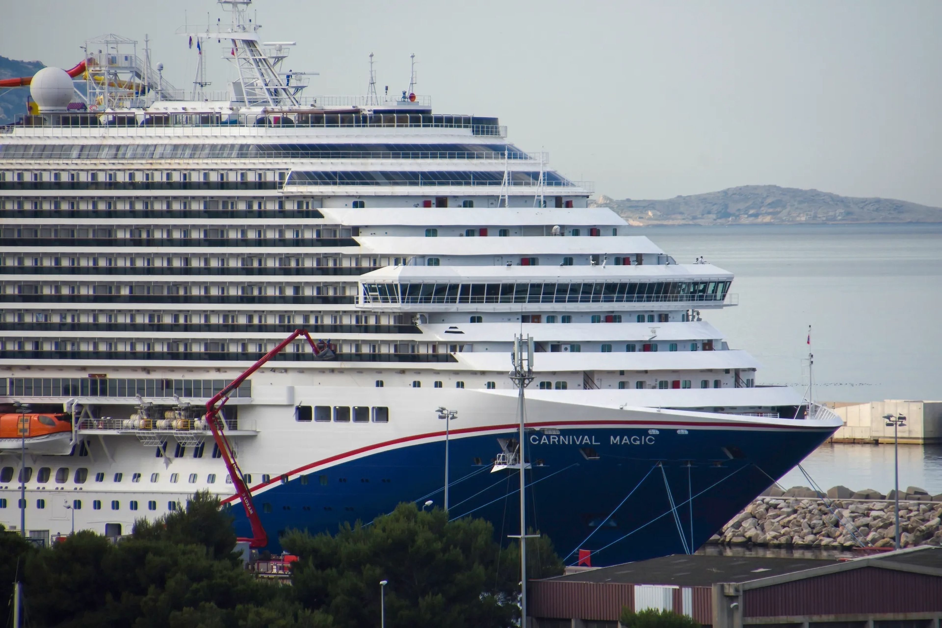 El crucero Carnival Magic atracado en Marsella.