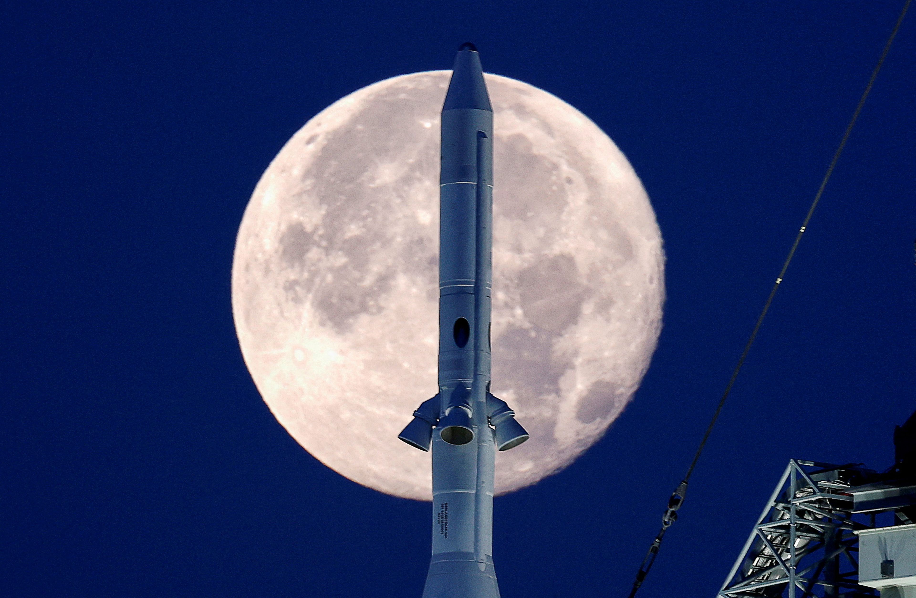 Imagen de la Luna junto a un cohete de la misión Artemis 1 de la NASA, el 15 de junio de 2022.