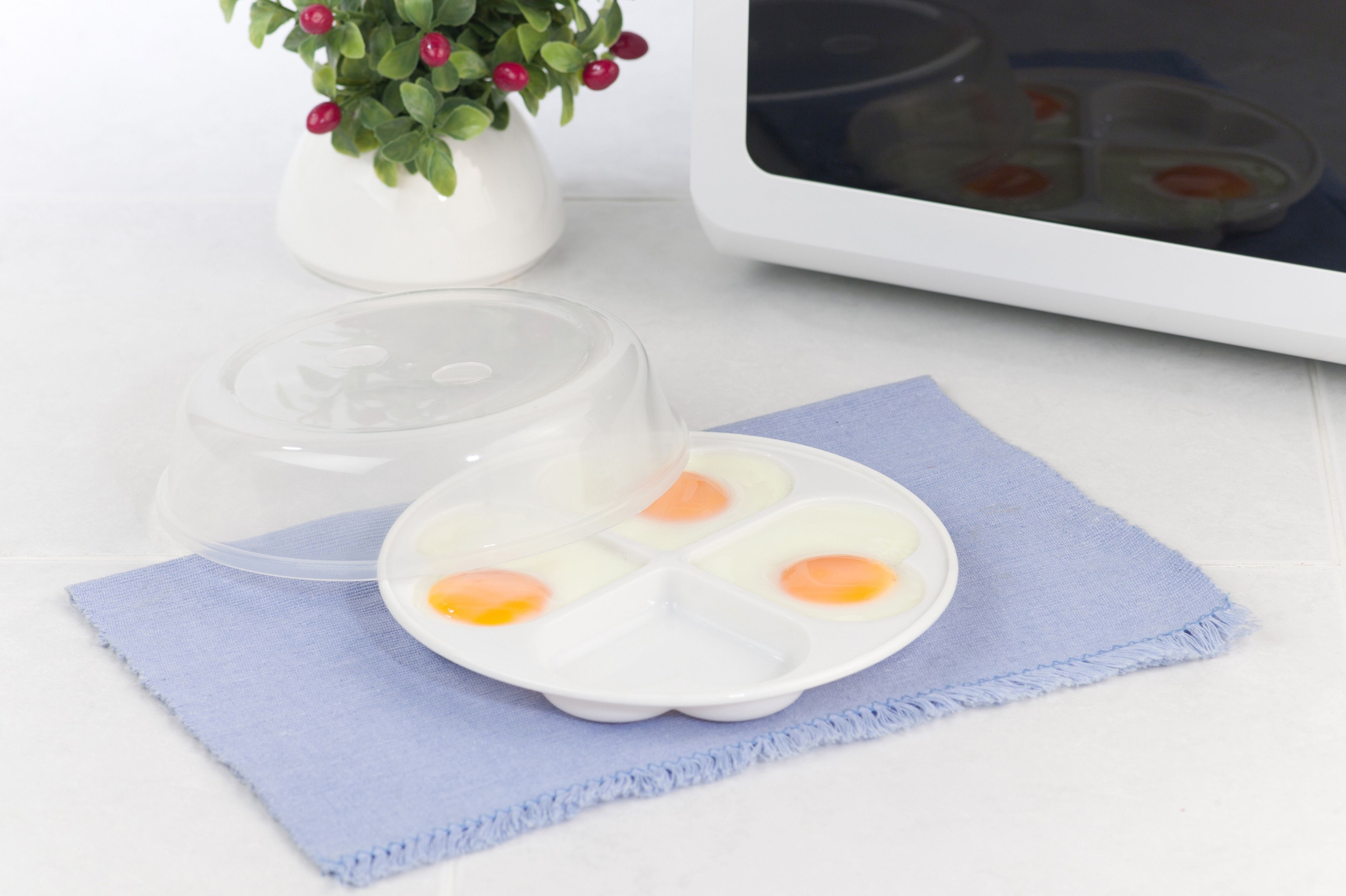Sí es posible hacer huevos fritos en el horno microondas; así se utiliza  este electrodoméstico para lograr un resultado delicioso