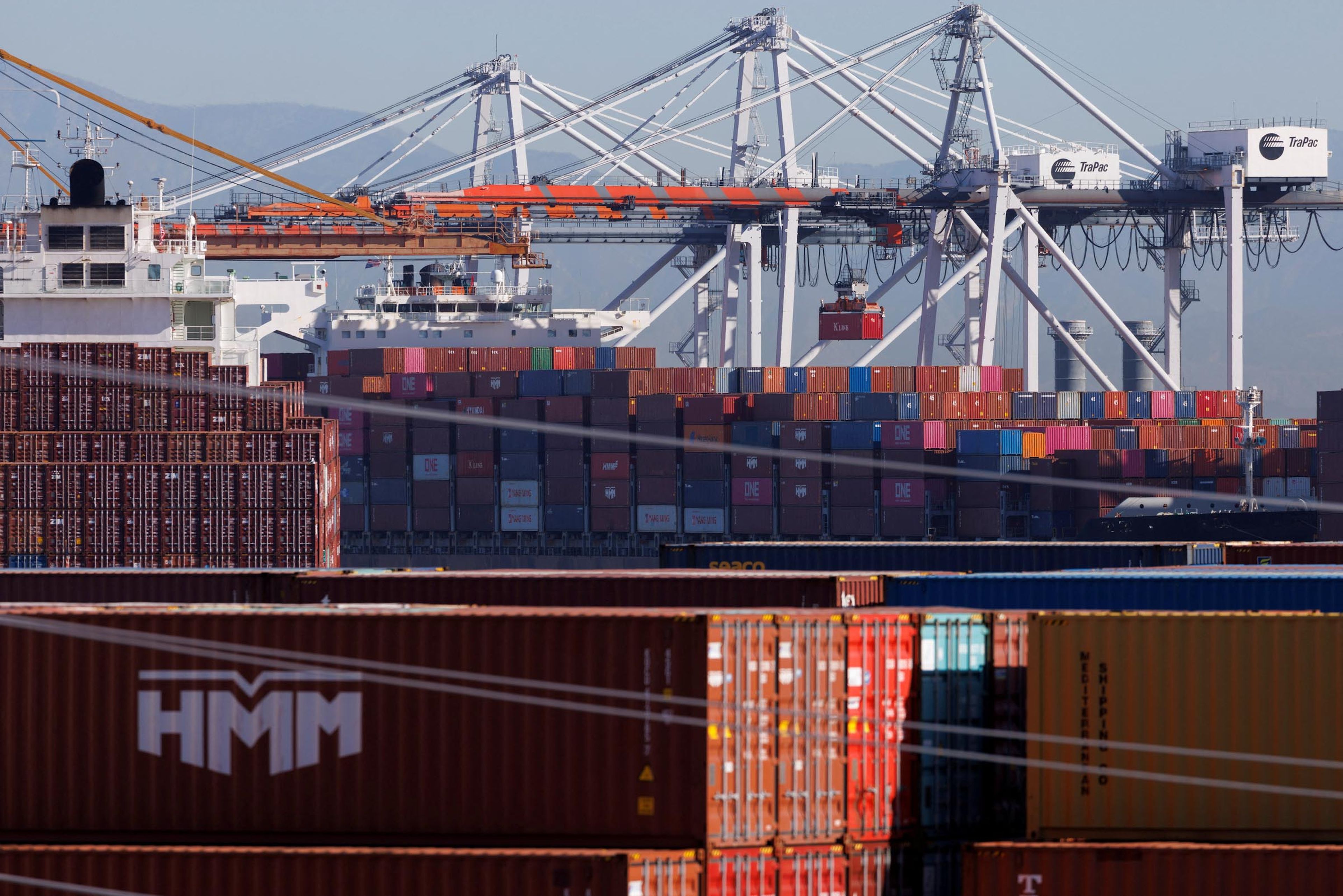 Contenedores almacenados en barcos en Los Ángeles (EEUU): transporte, logística, comercio