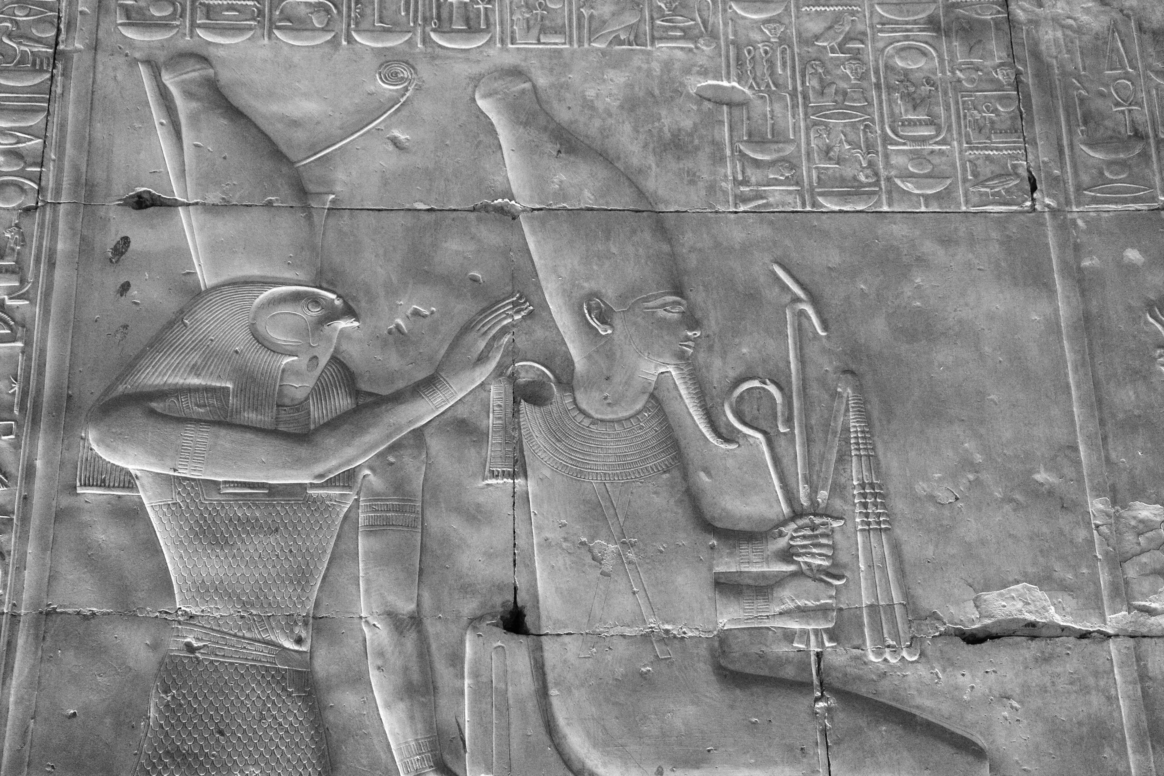 Dios egipcio Osiris a la derecha.