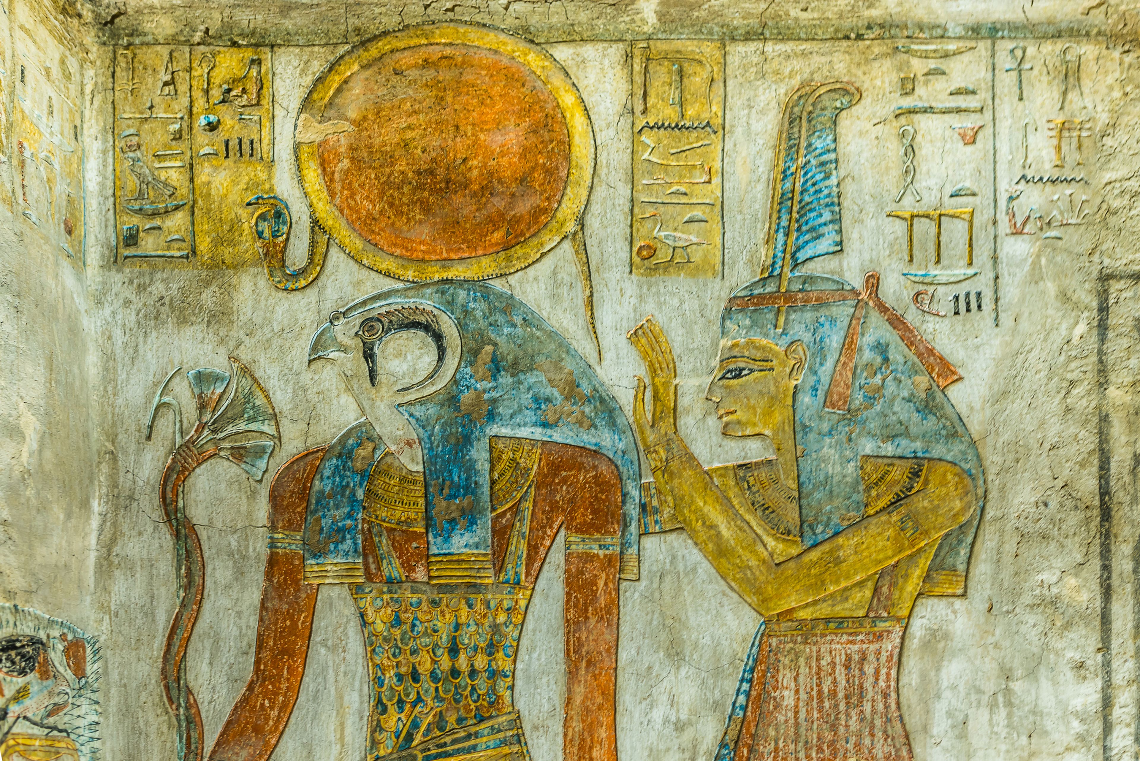 Dios egipcio Ra a la izquierda.
