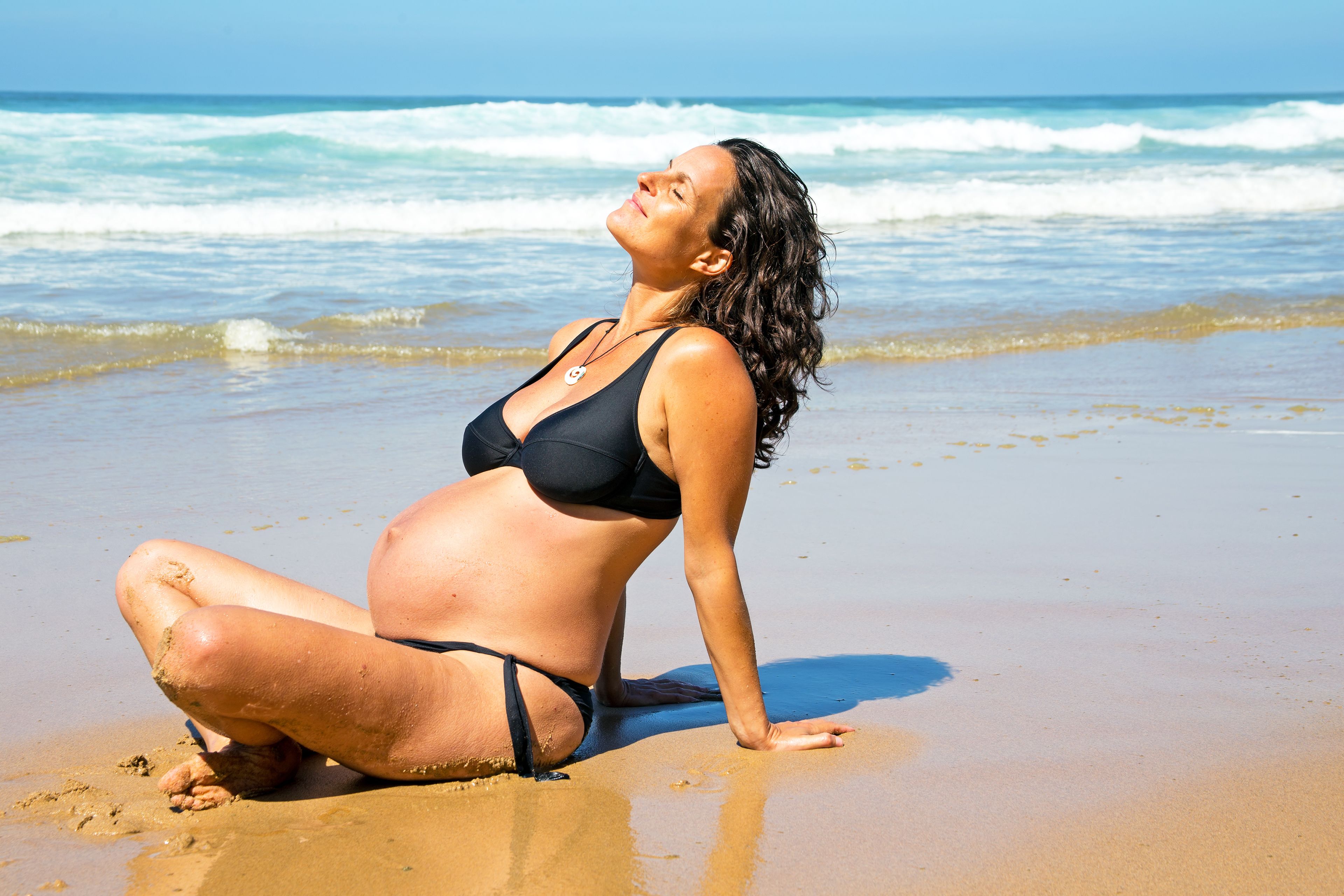embarazada playa sol