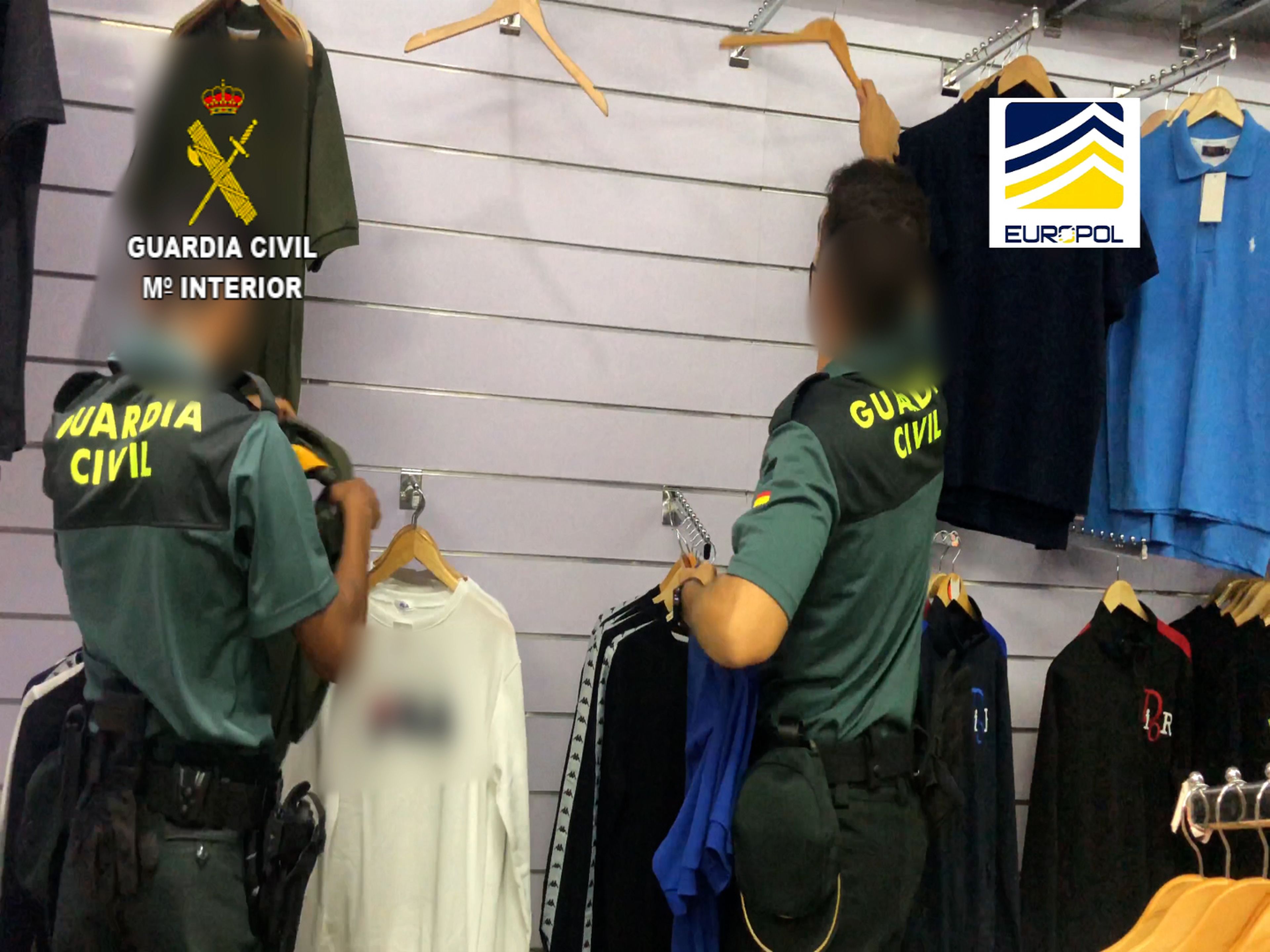 En imagen, operación de la Guardia Civil contra una organización delictiva dedicada a la falsificación. Se intervino más de 60.000 prendas valoradas en 16 millones de euros.