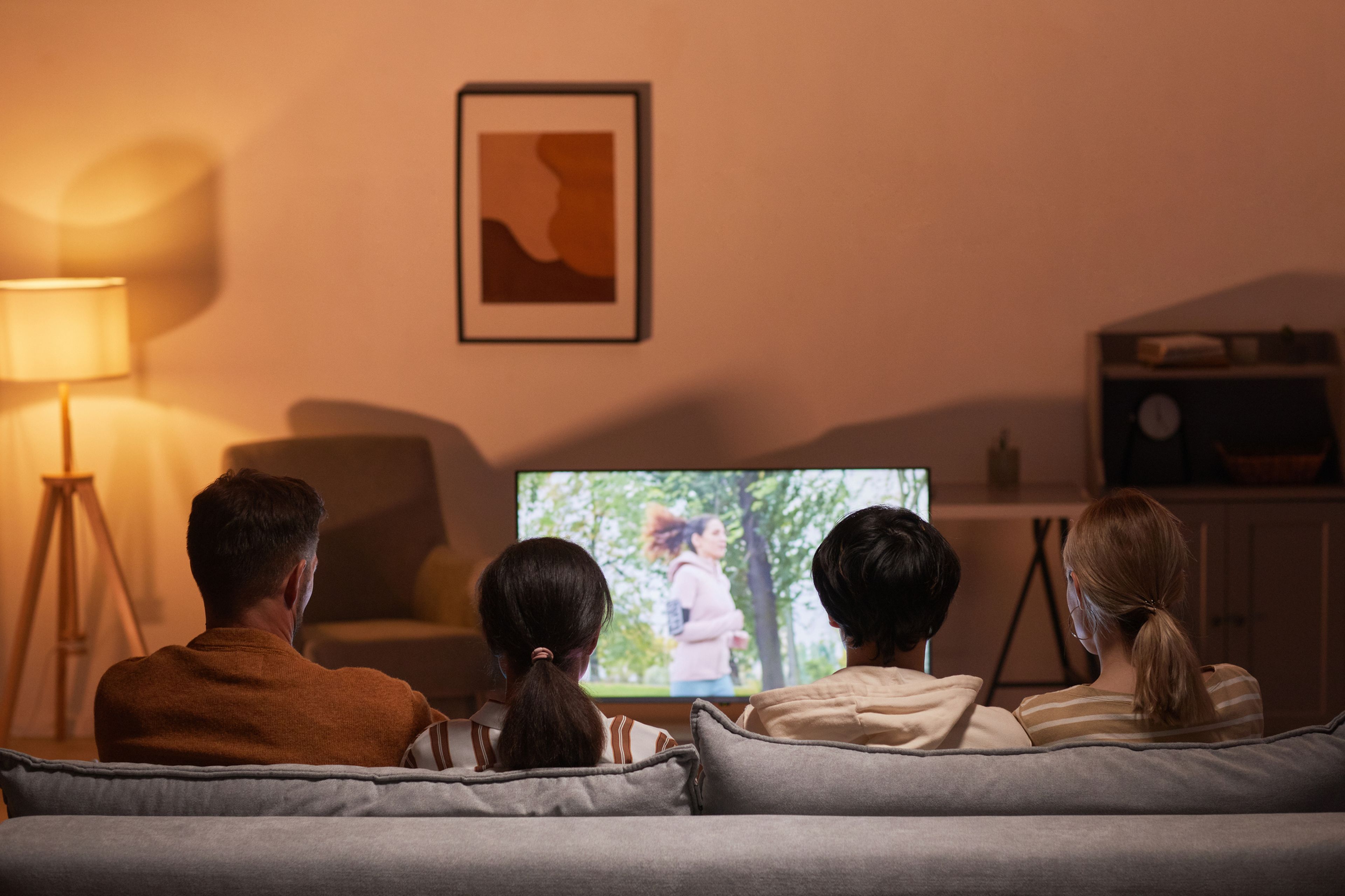 Una familia viendo la televisión.
