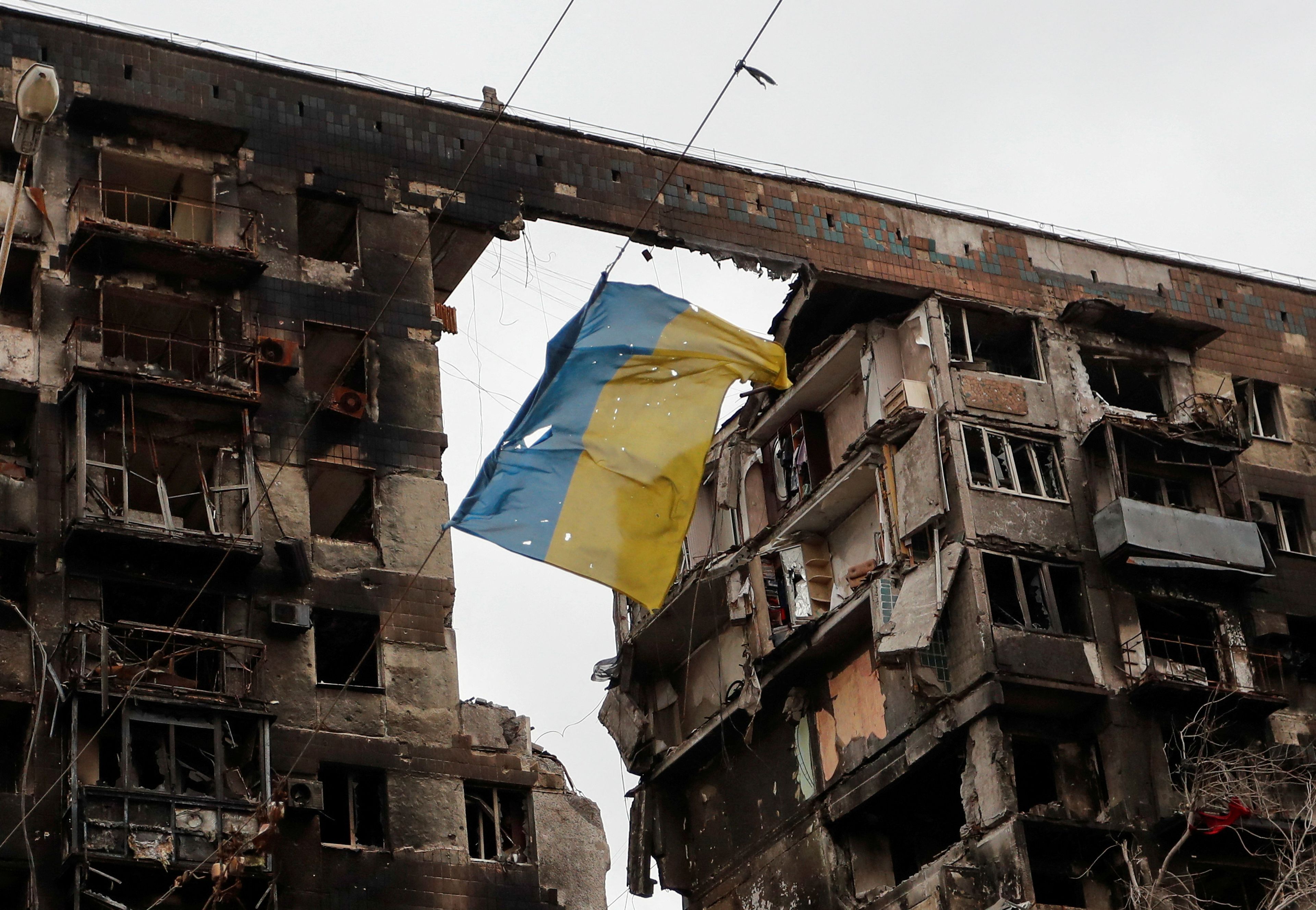 Una bandera ucraniana cerca de un edificio destruido en Mariupol.